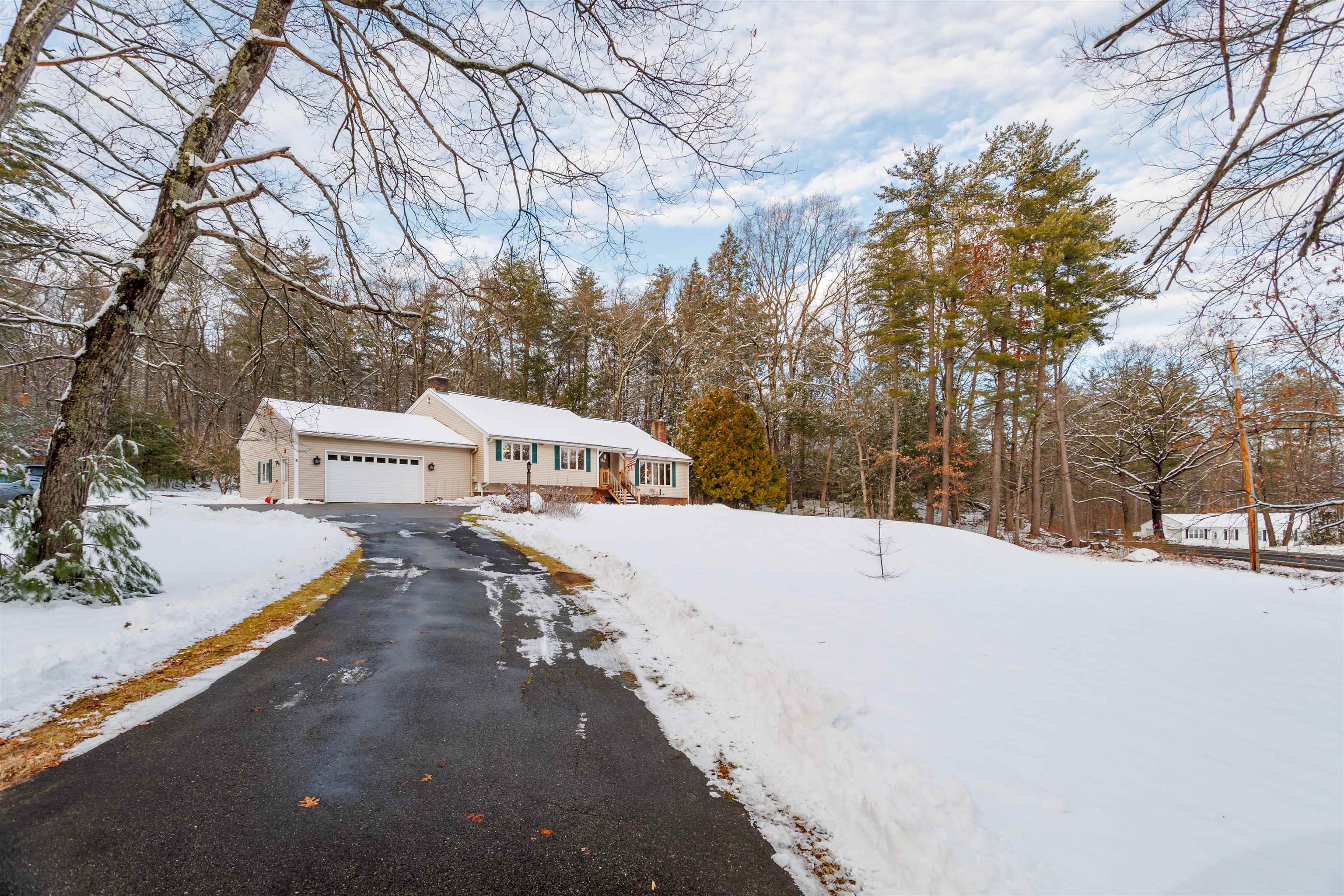 6 Yellow Wood Dr, Pelham, NH 03076