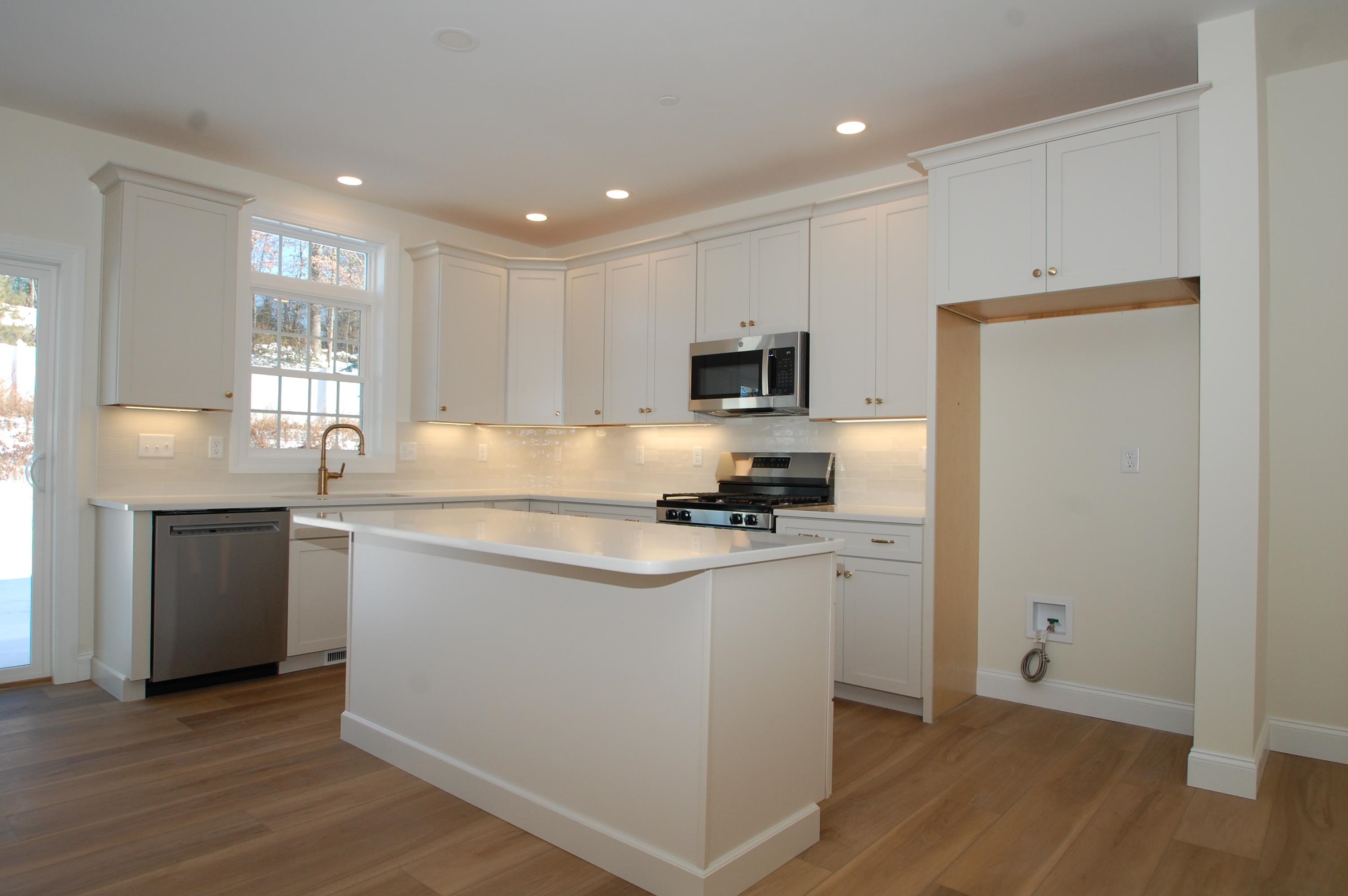 2A Dearborn Cir, Goffstown, NH 03045