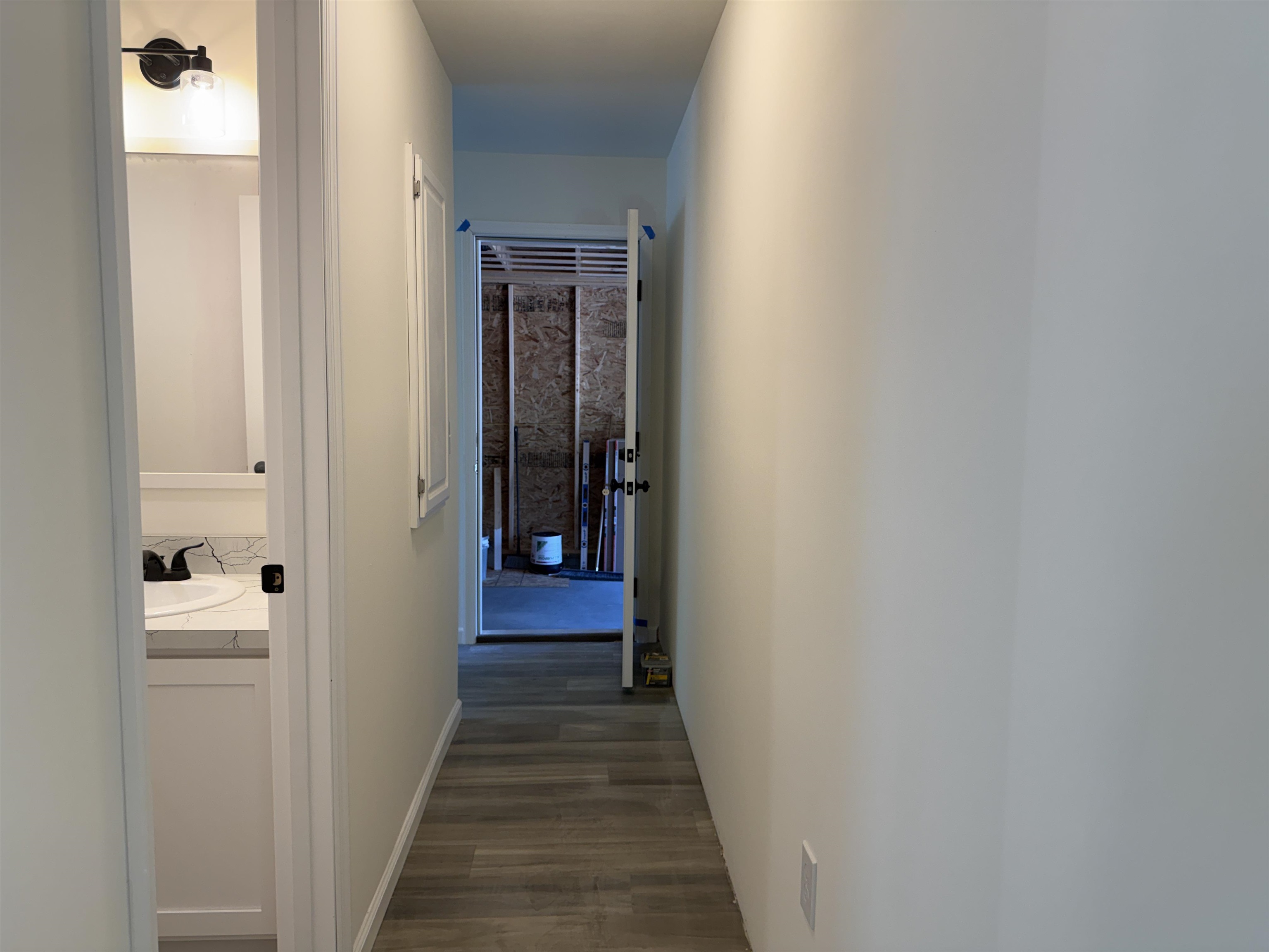 Hallway to attach. garage