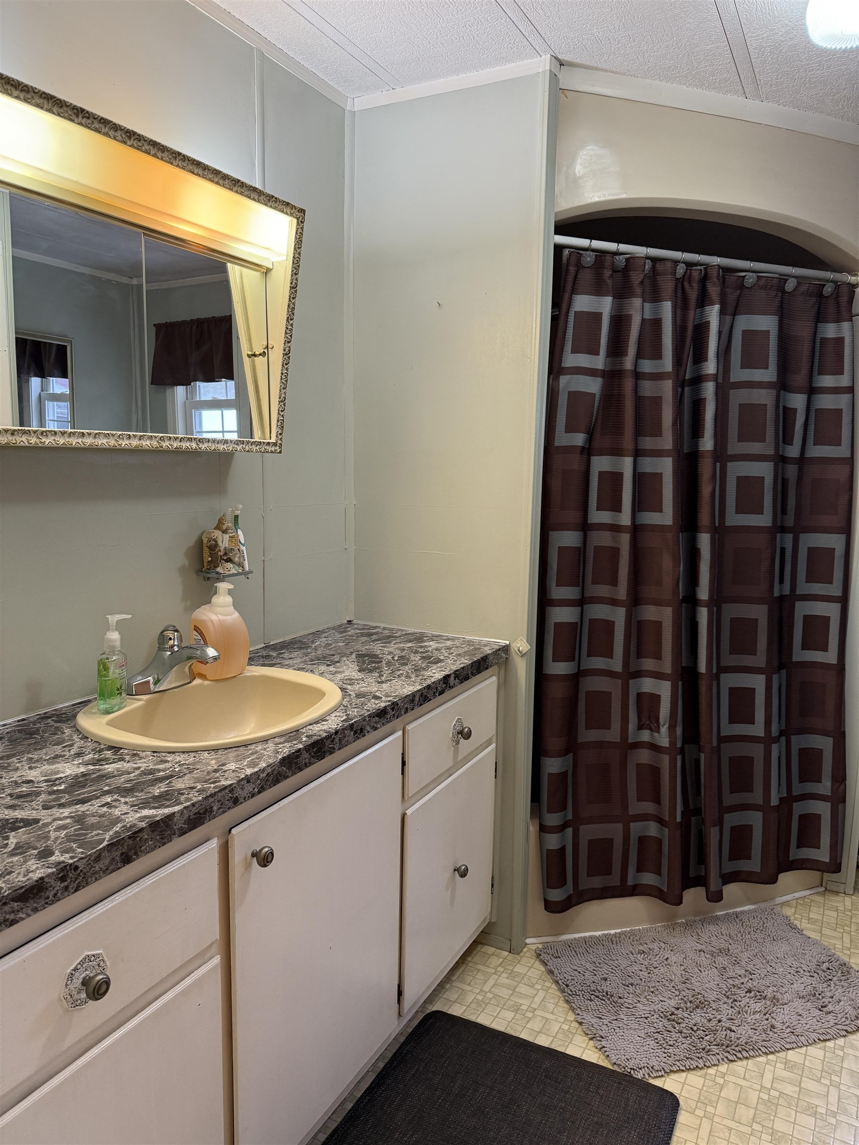 1013 Camelot Dr, Exeter, NH 03833