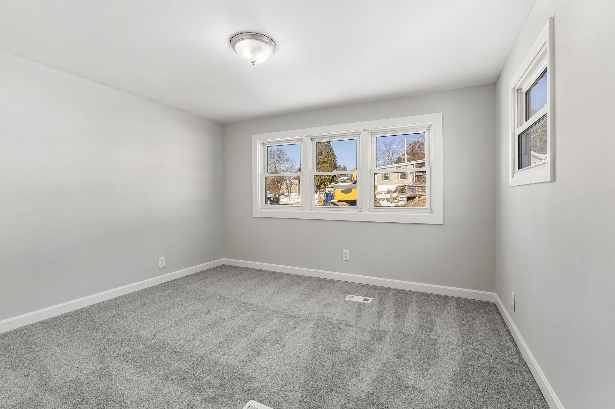 14 Stage Coach Cir, Londonderry, NH 03053