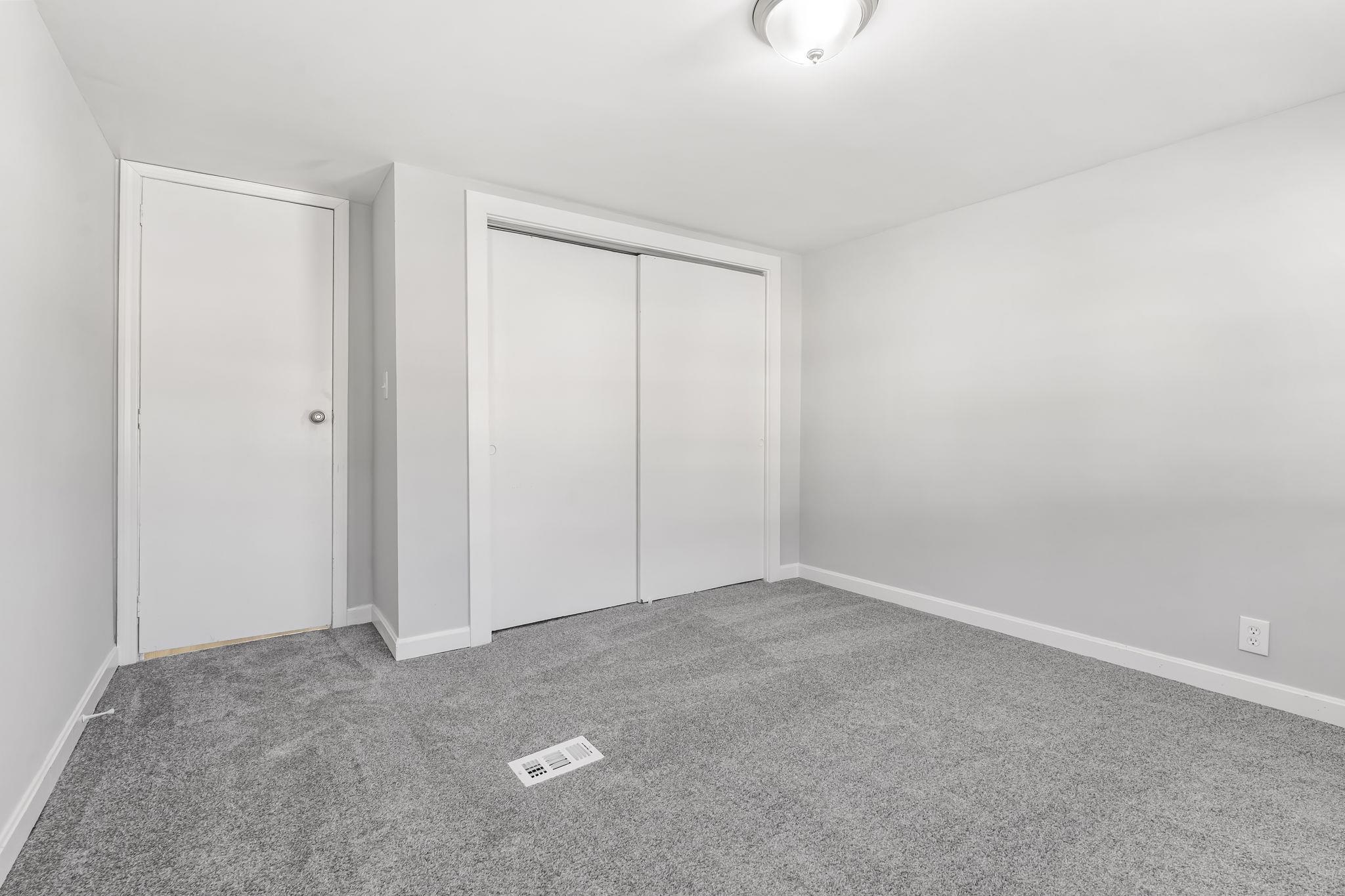 14 Stage Coach Cir, Londonderry, NH 03053