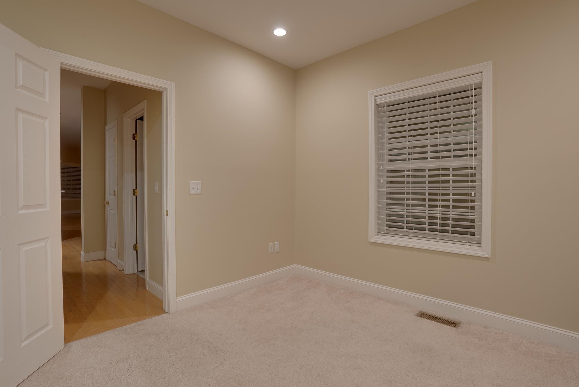 121 Cherrywood Dr, Nashua, NH 03062