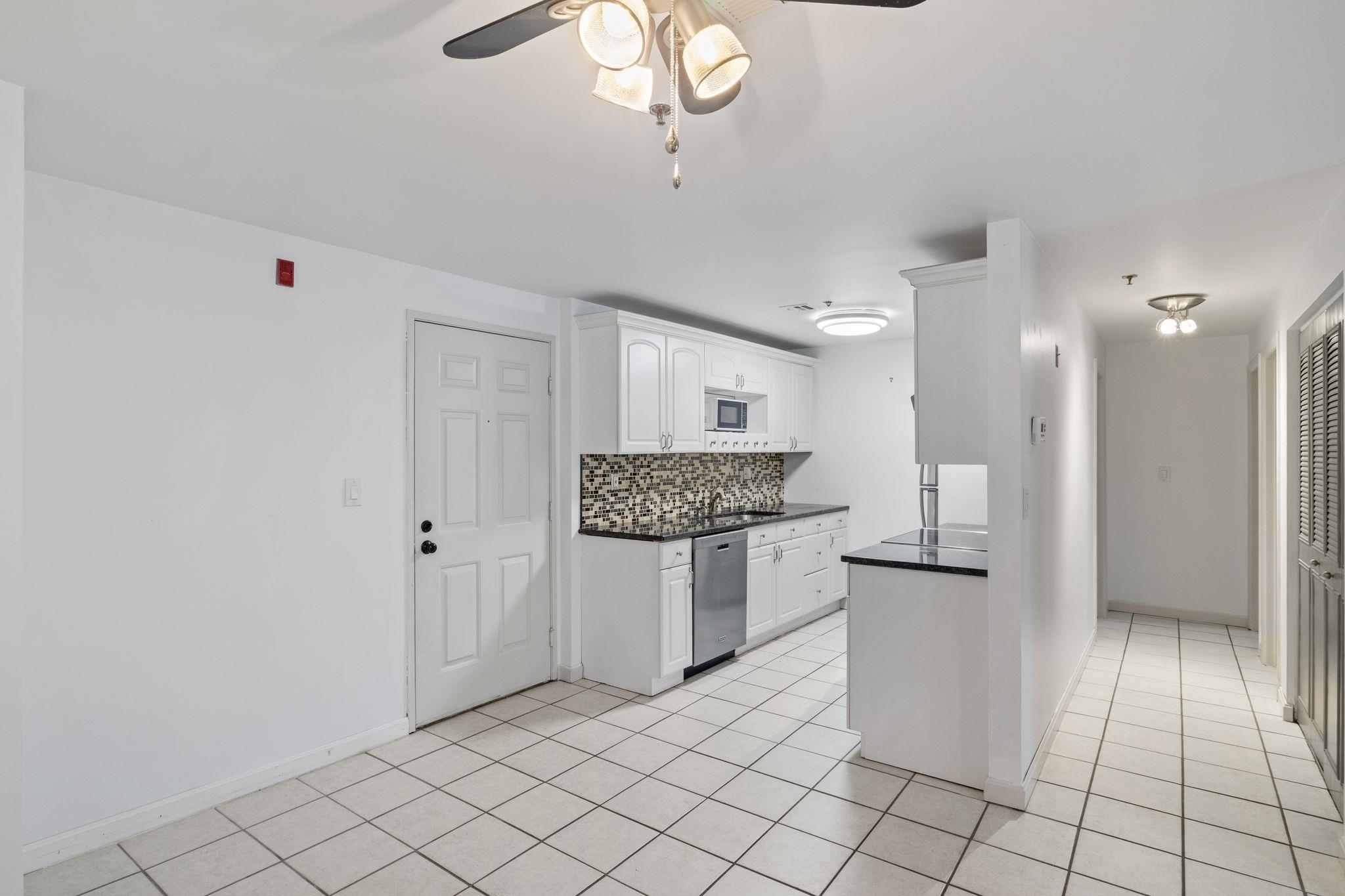 526 Abbott Farm Ln, Hudson, NH 03051