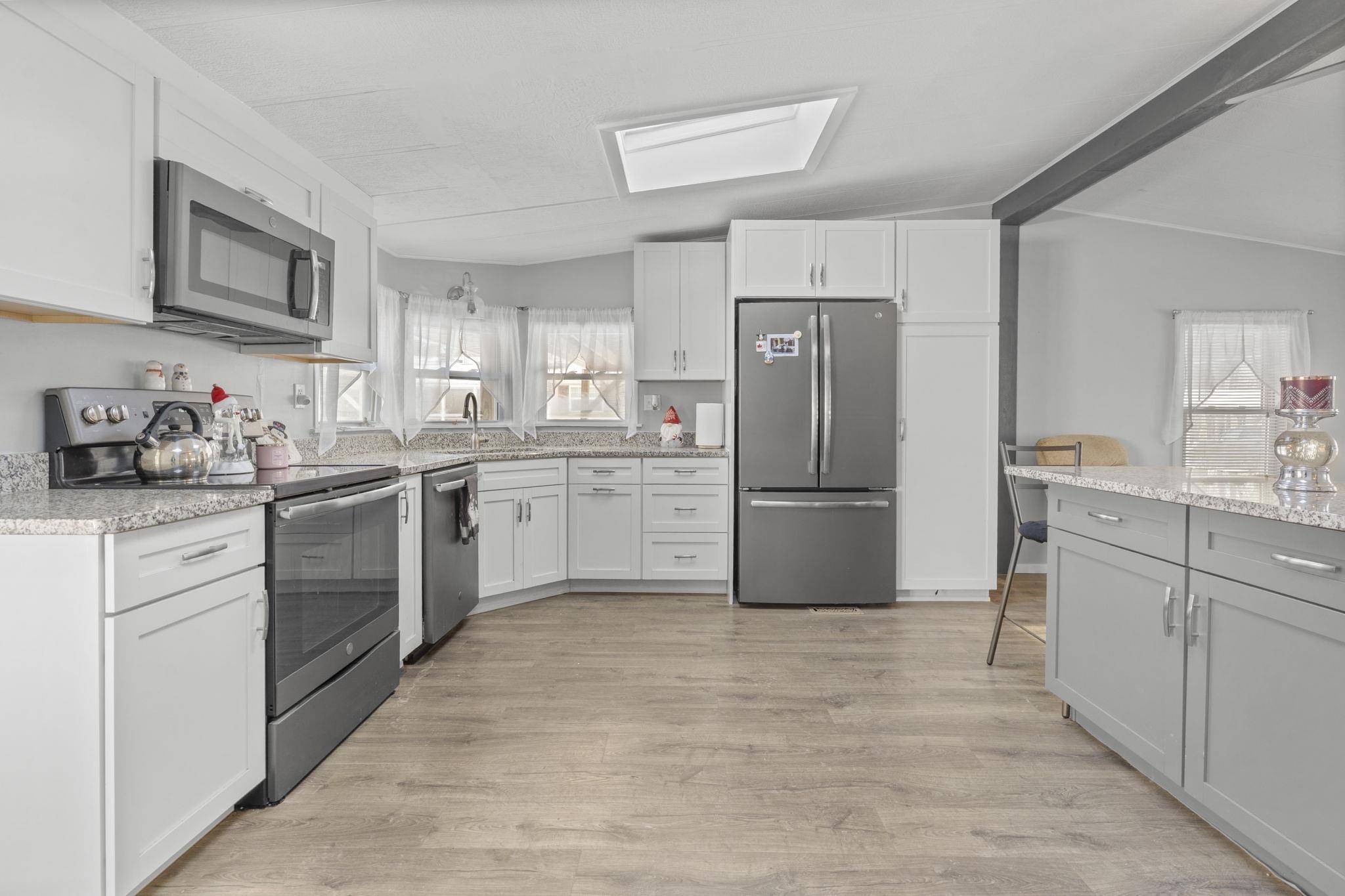 73 River Ledge Dr, Goffstown, NH 03045