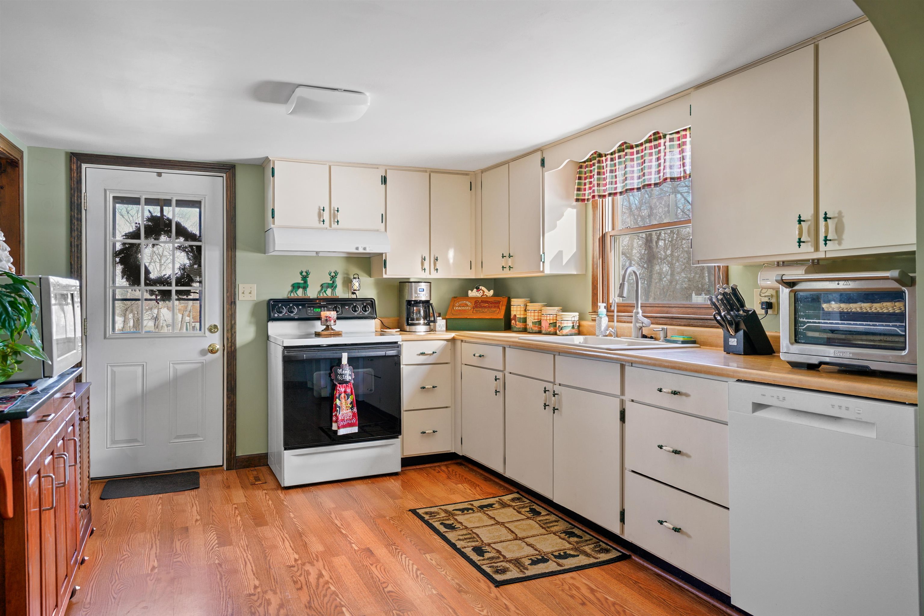 31 Libbey St, Goffstown, NH 03102