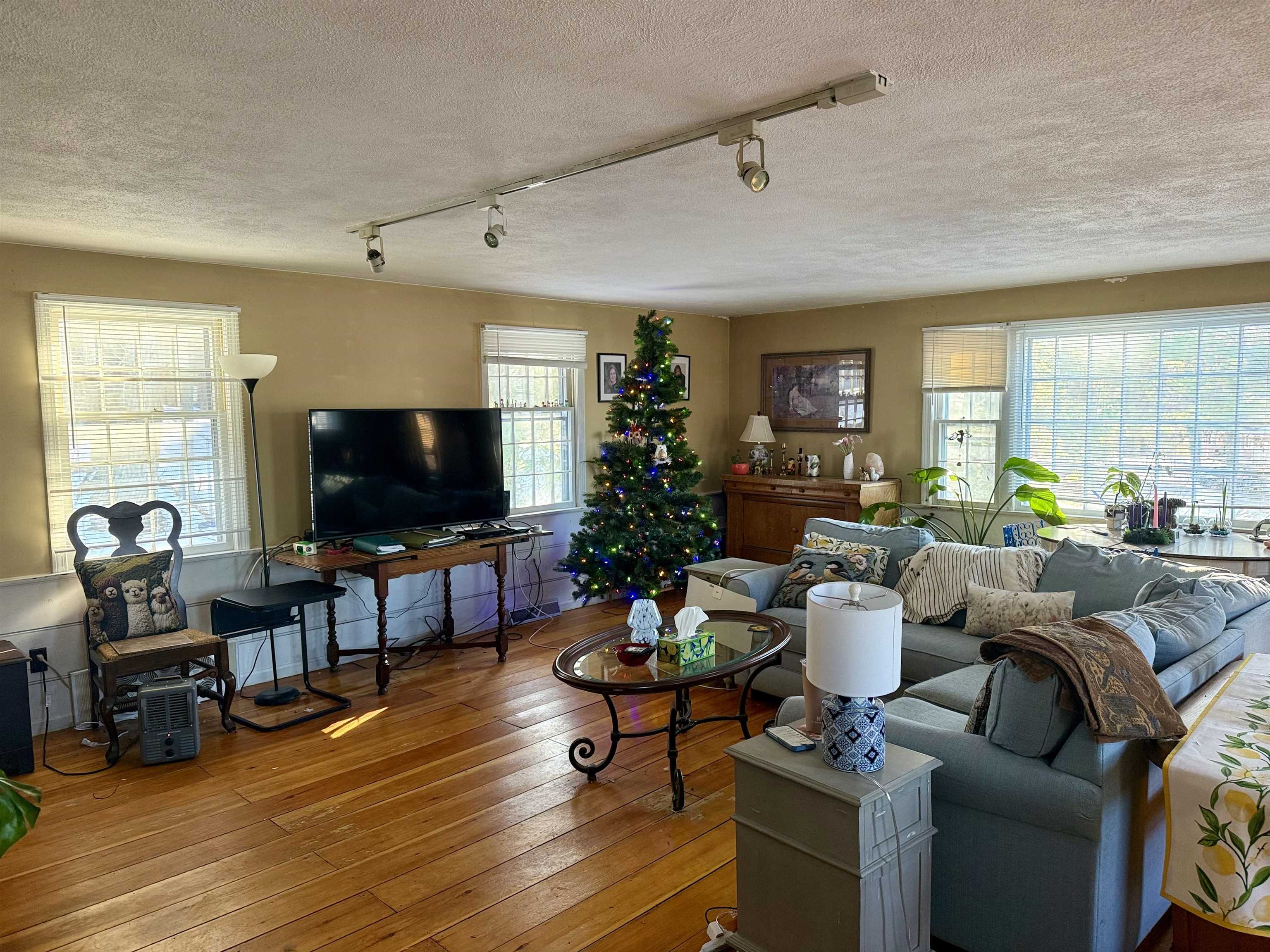 24 Shadwell Rd, Nashua, NH 03062