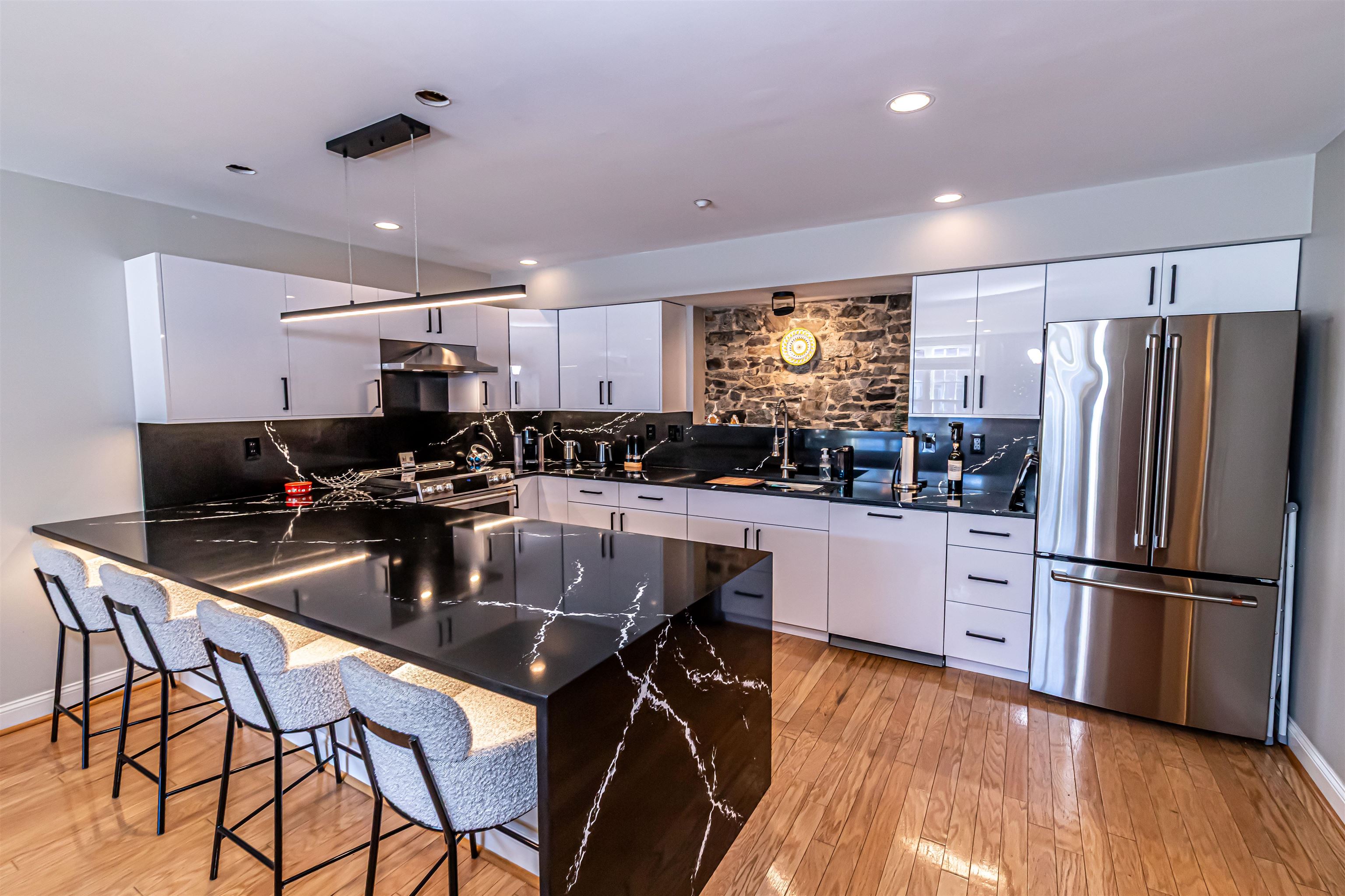 6 Bay Rd, Newmarket, NH 03857