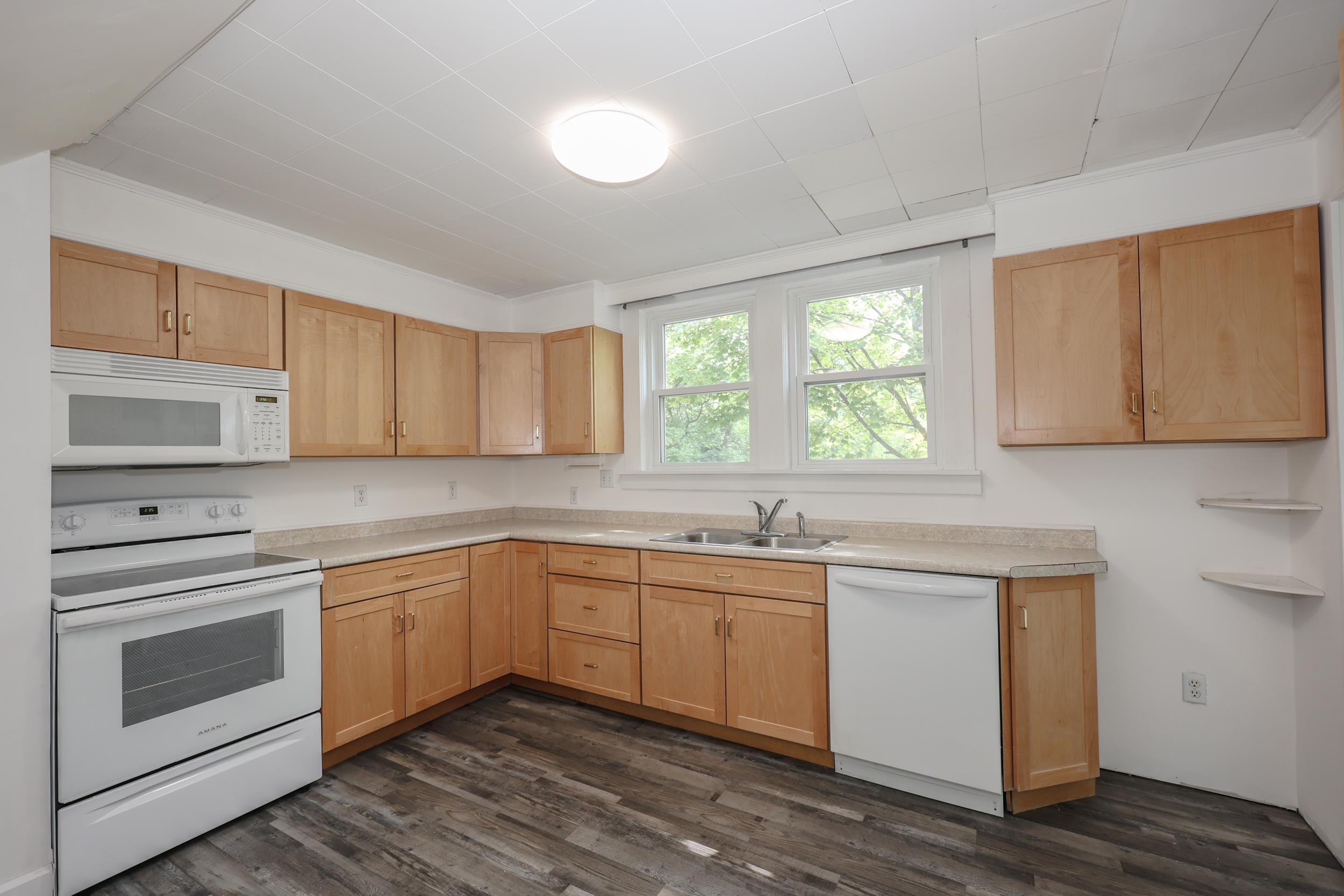 30 Baker St, Hudson, NH 03051
