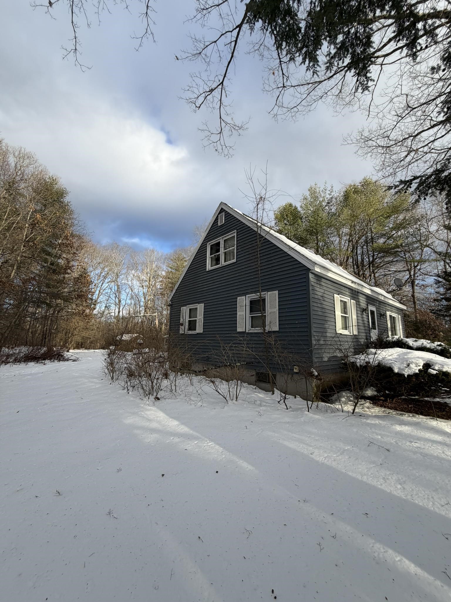 64 Forest Ln, Boscawen, NH 03303