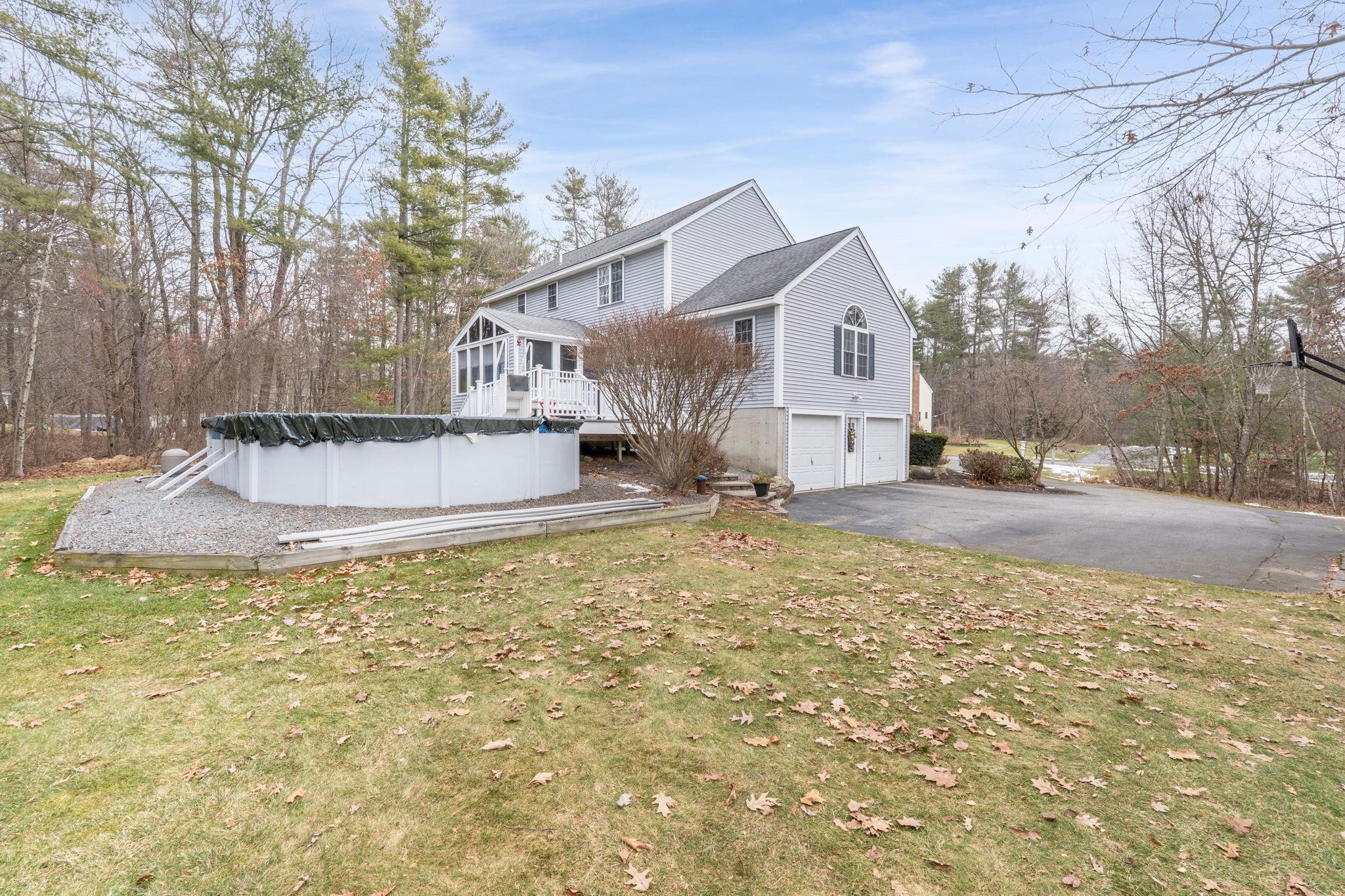 19 Colonial Dr, Londonderry, NH 03053