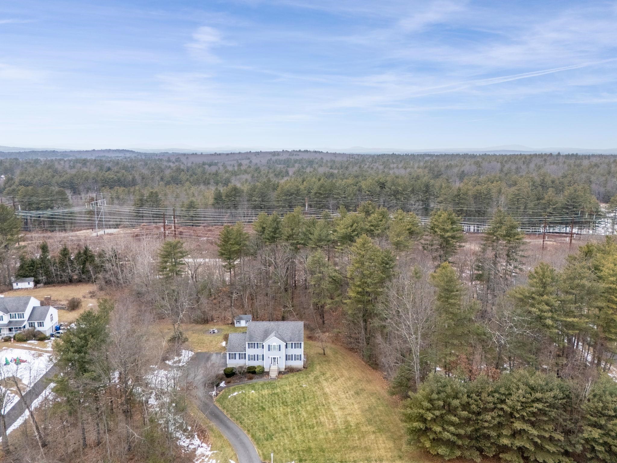19 Colonial Dr, Londonderry, NH 03053