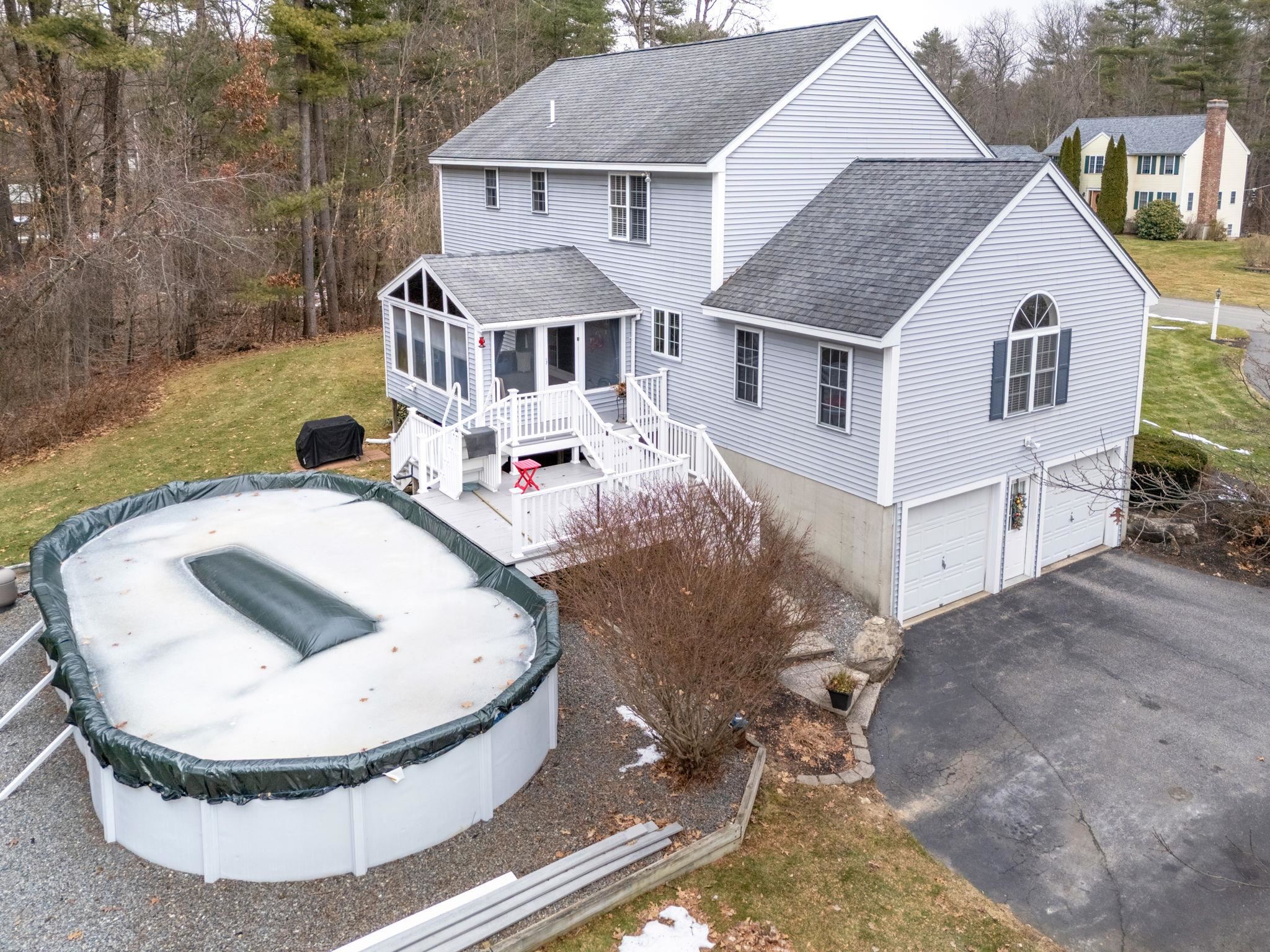 19 Colonial Dr, Londonderry, NH 03053
