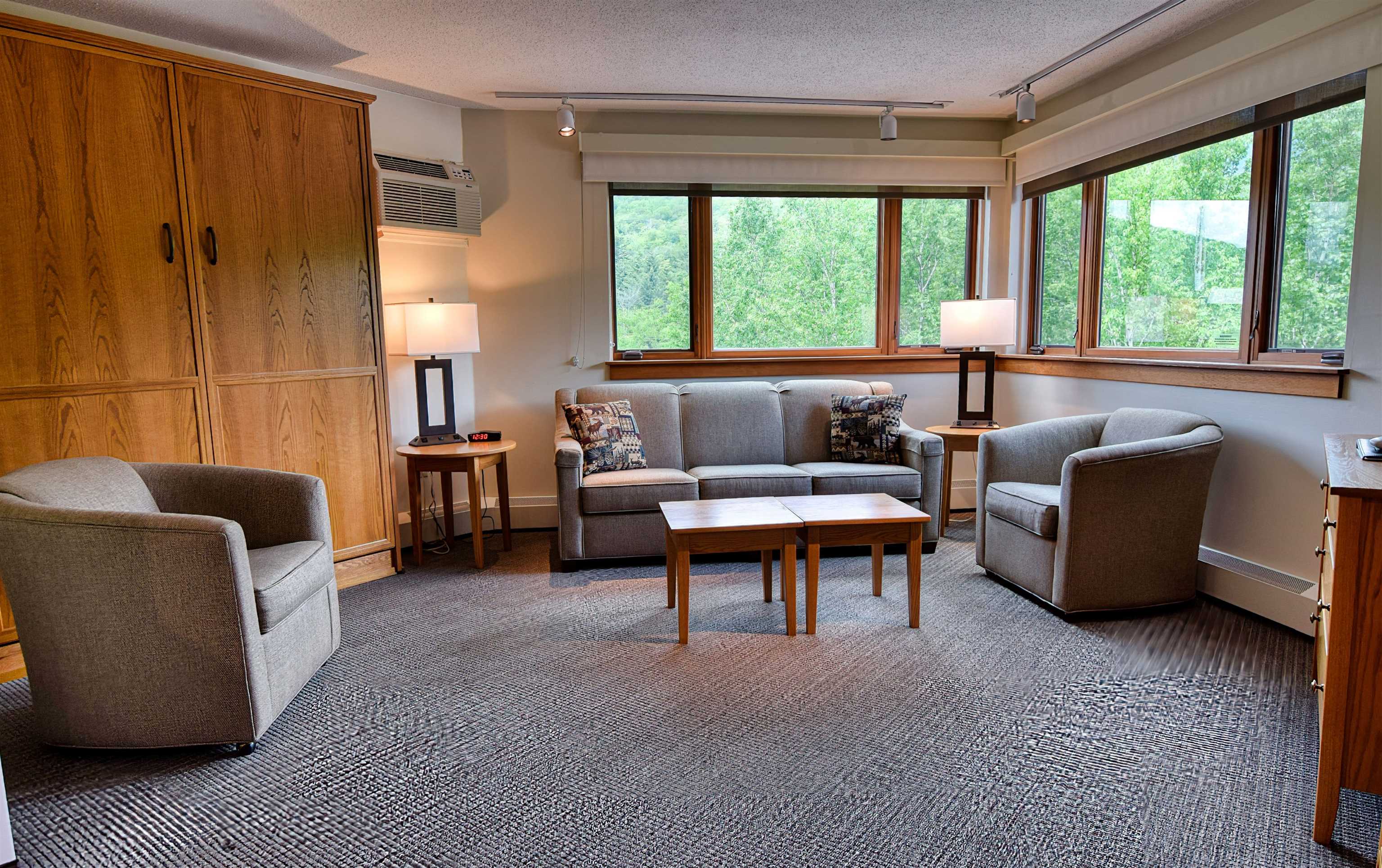 90 Loon Mountain Dr, Lincoln, NH 03251