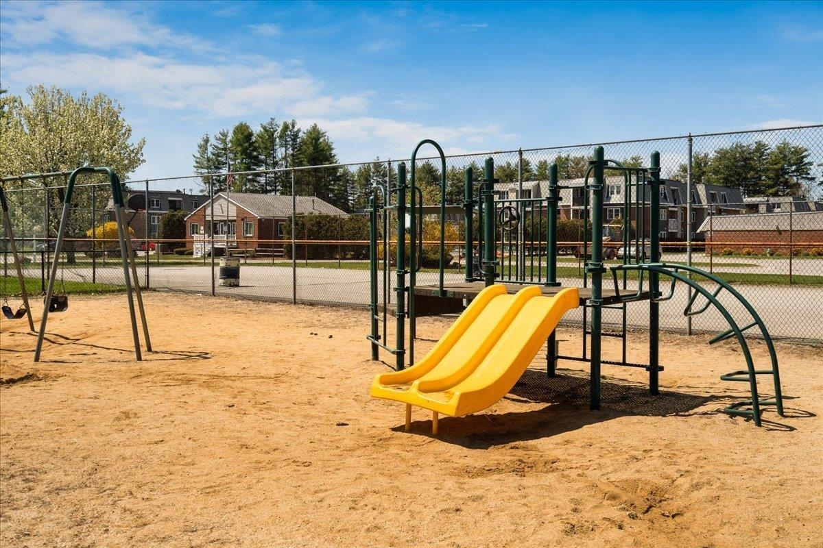 2 Roedean Dr, Nashua, NH 03063