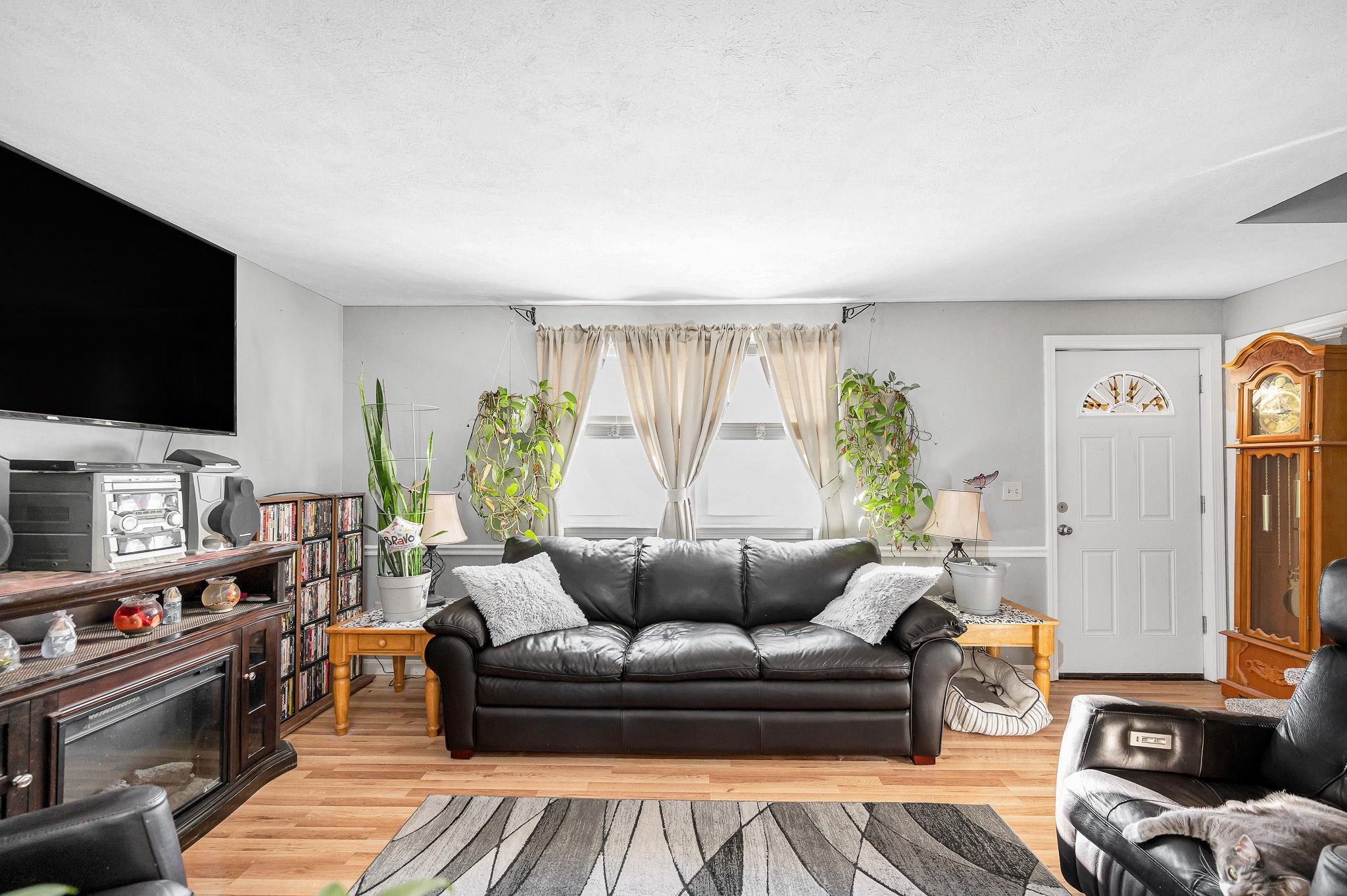 33 Iris Dr, Merrimack, NH 03054