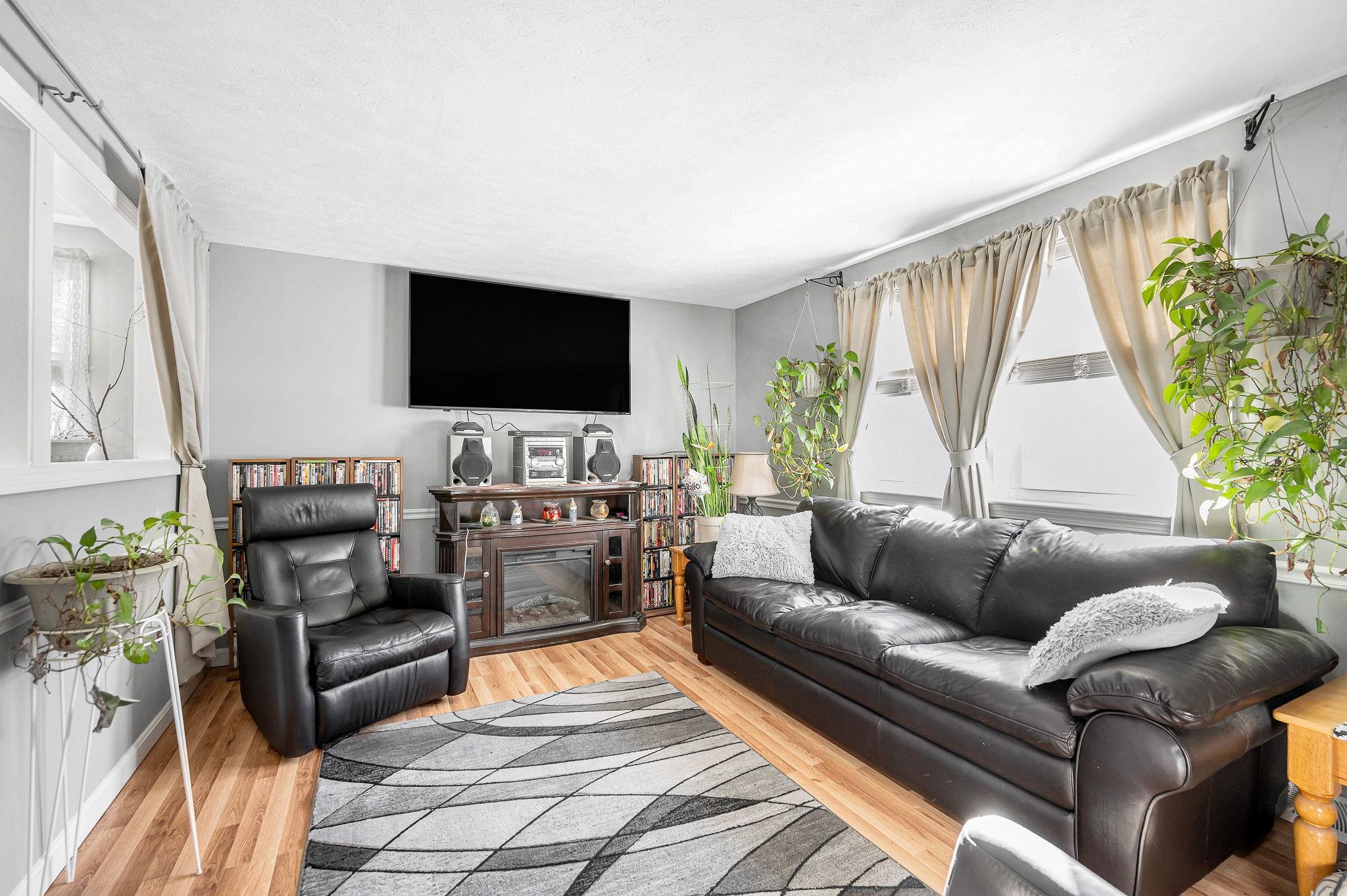 33 Iris Dr, Merrimack, NH 03054