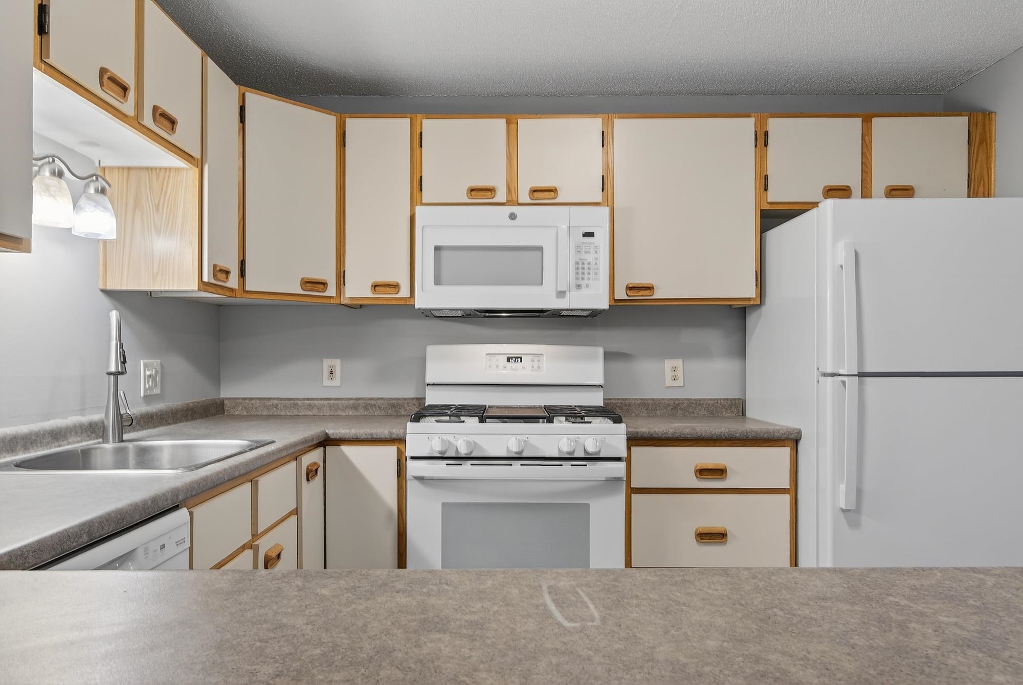 6 Knights Bridge Dr, Nashua, NH 03063