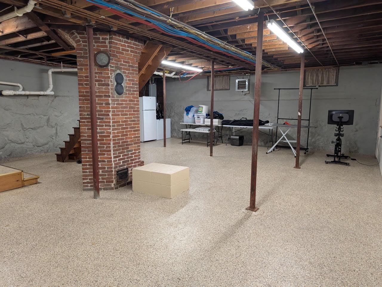 86 Maple St, Henniker, NH 03242