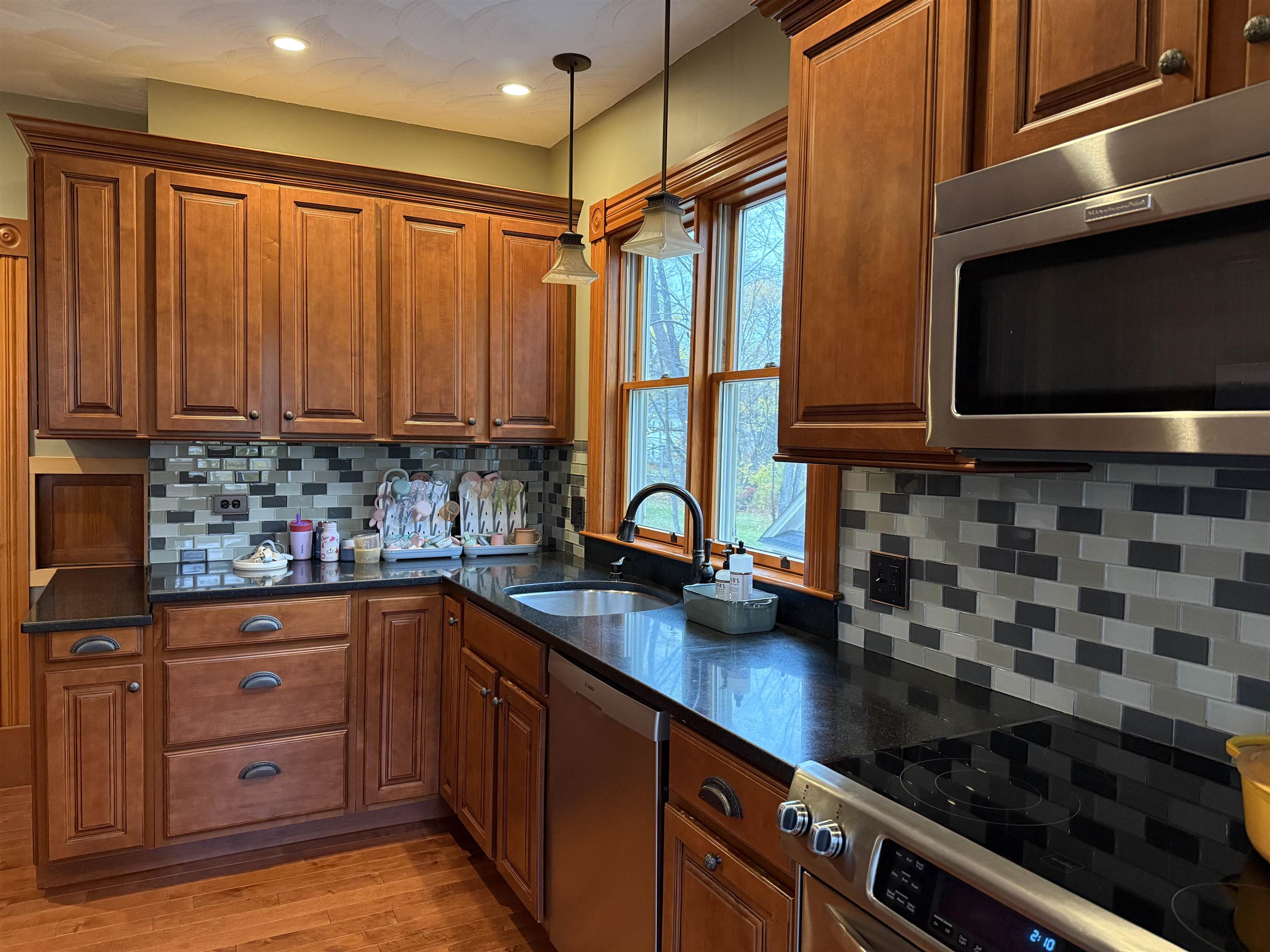 86 Maple St, Henniker, NH 03242