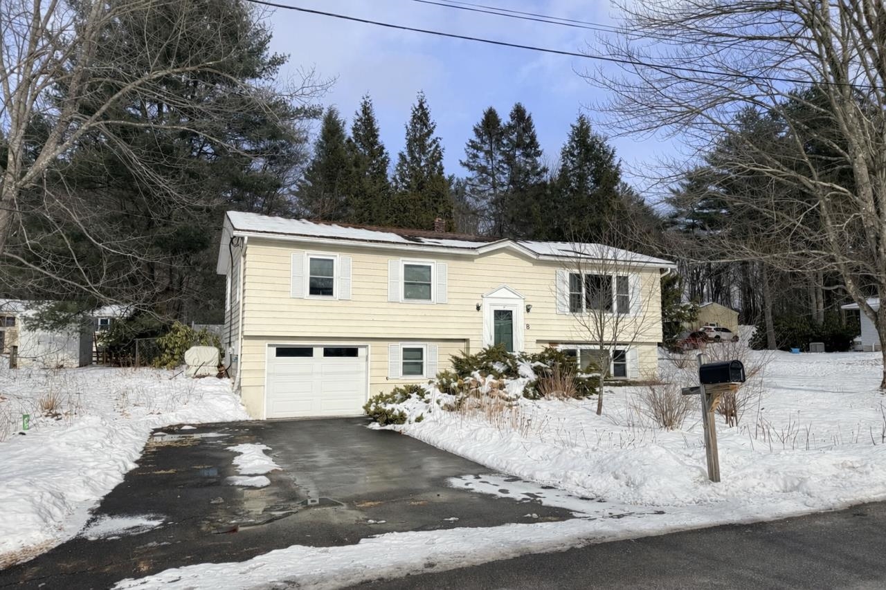 8 Short Ave, Hooksett, NH 03106