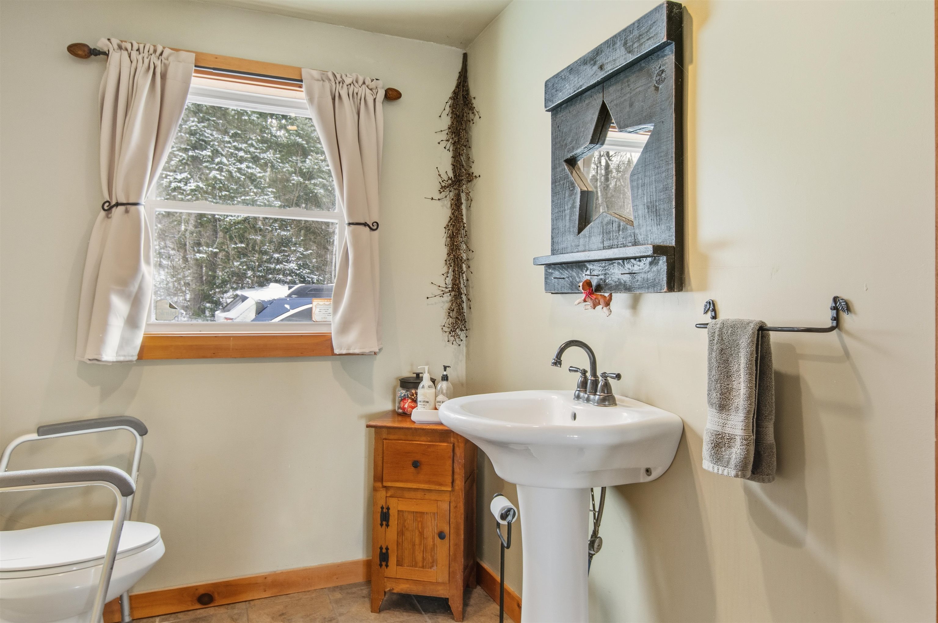 711 Piper Hill Rd, Stewartstown, NH 03576