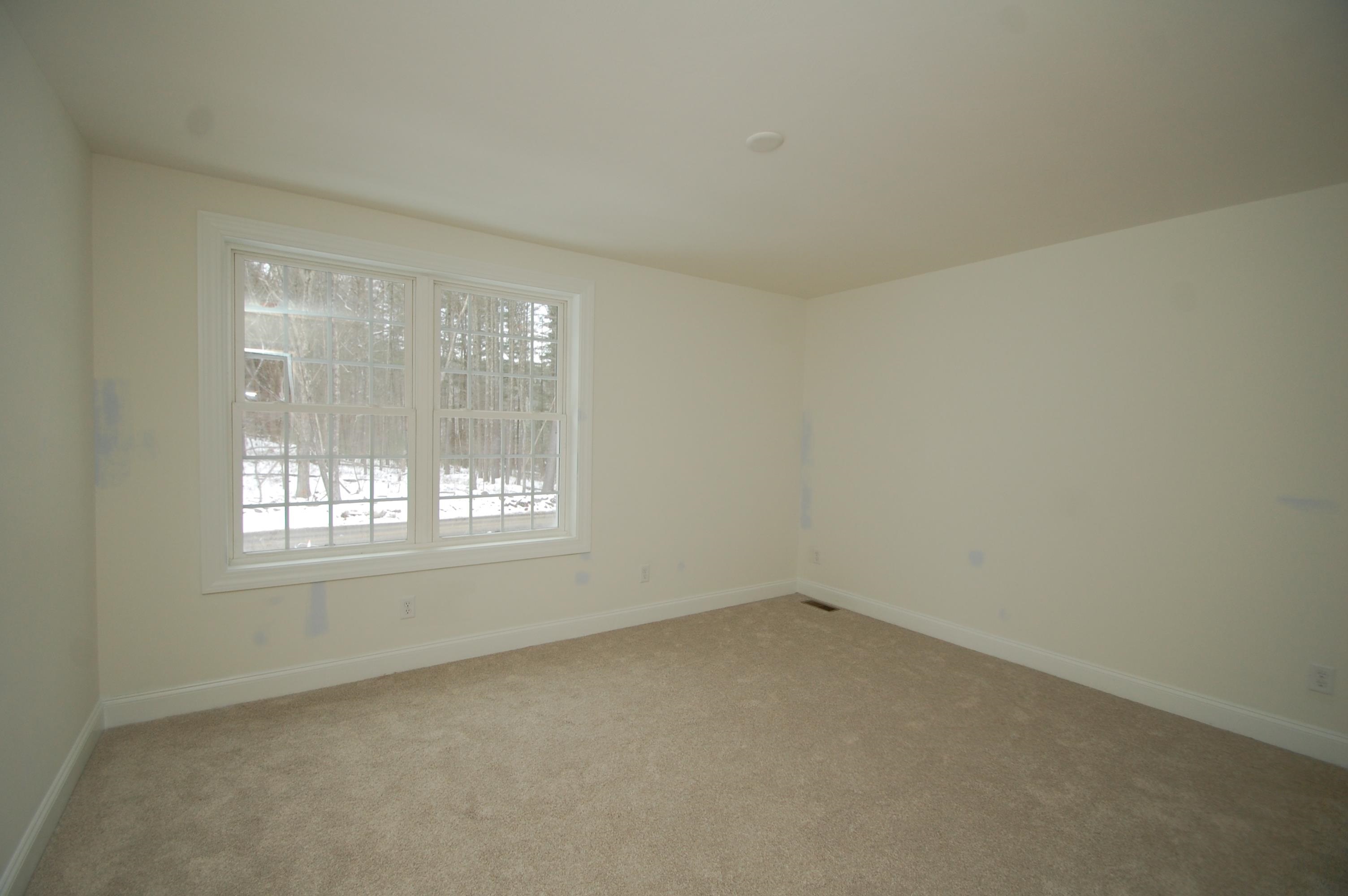 33B Griffin Rd, Hudson, NH 03051