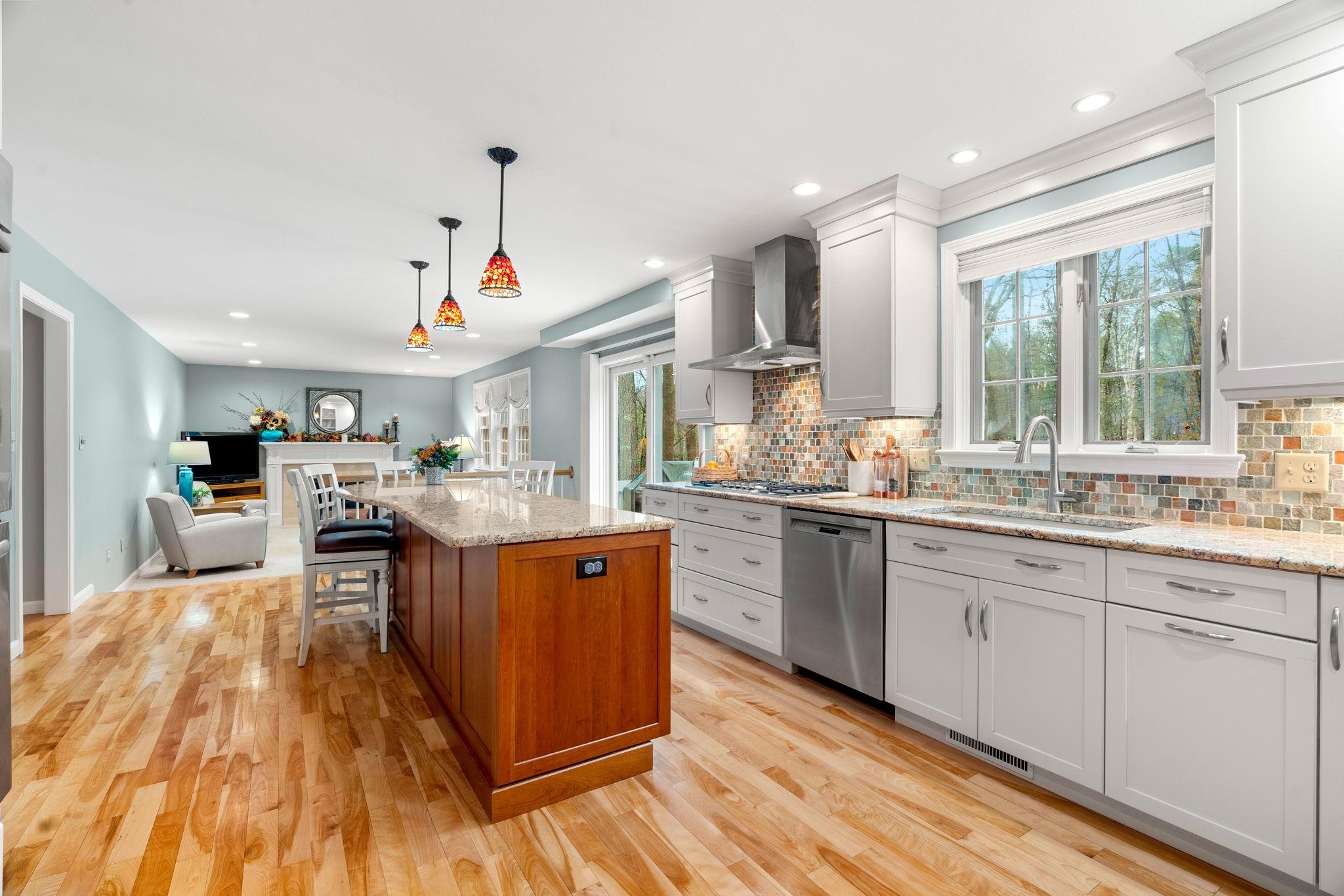 77 Stowell Rd, Bedford, NH 03110