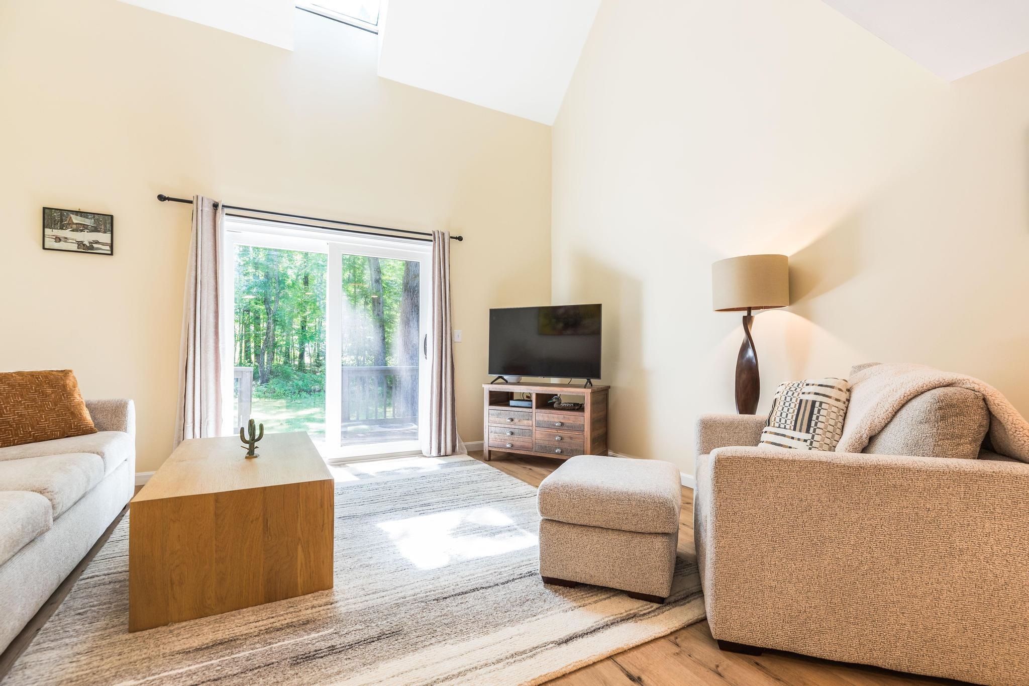 8 Montrose Dr, Stratham, NH 03885