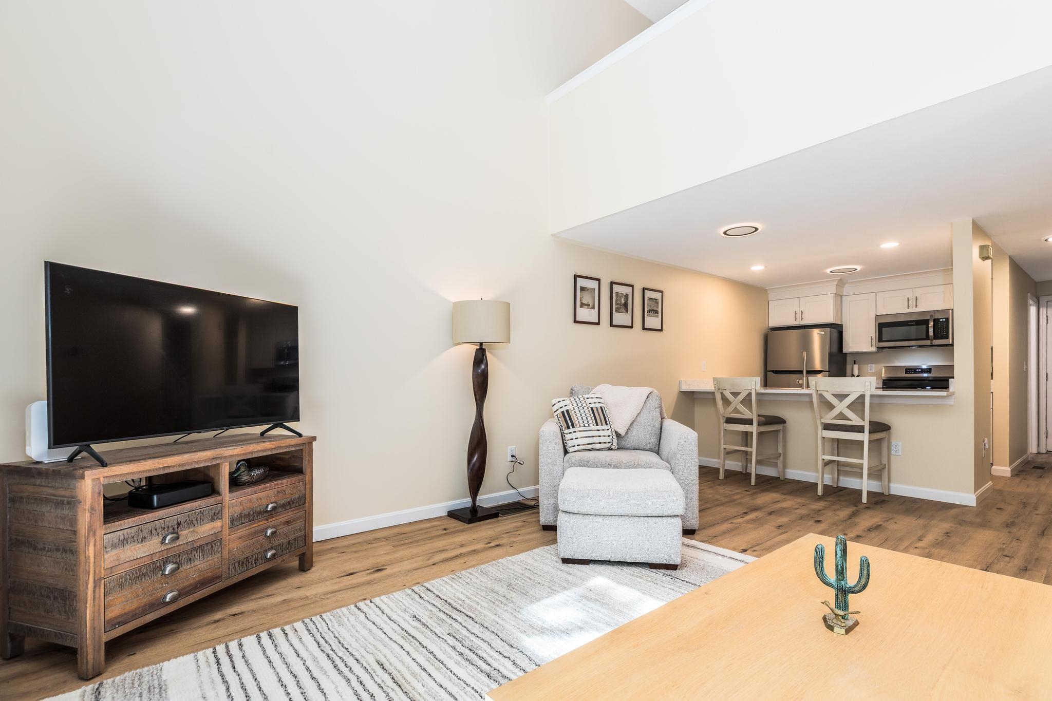 8 Montrose Dr, Stratham, NH 03885