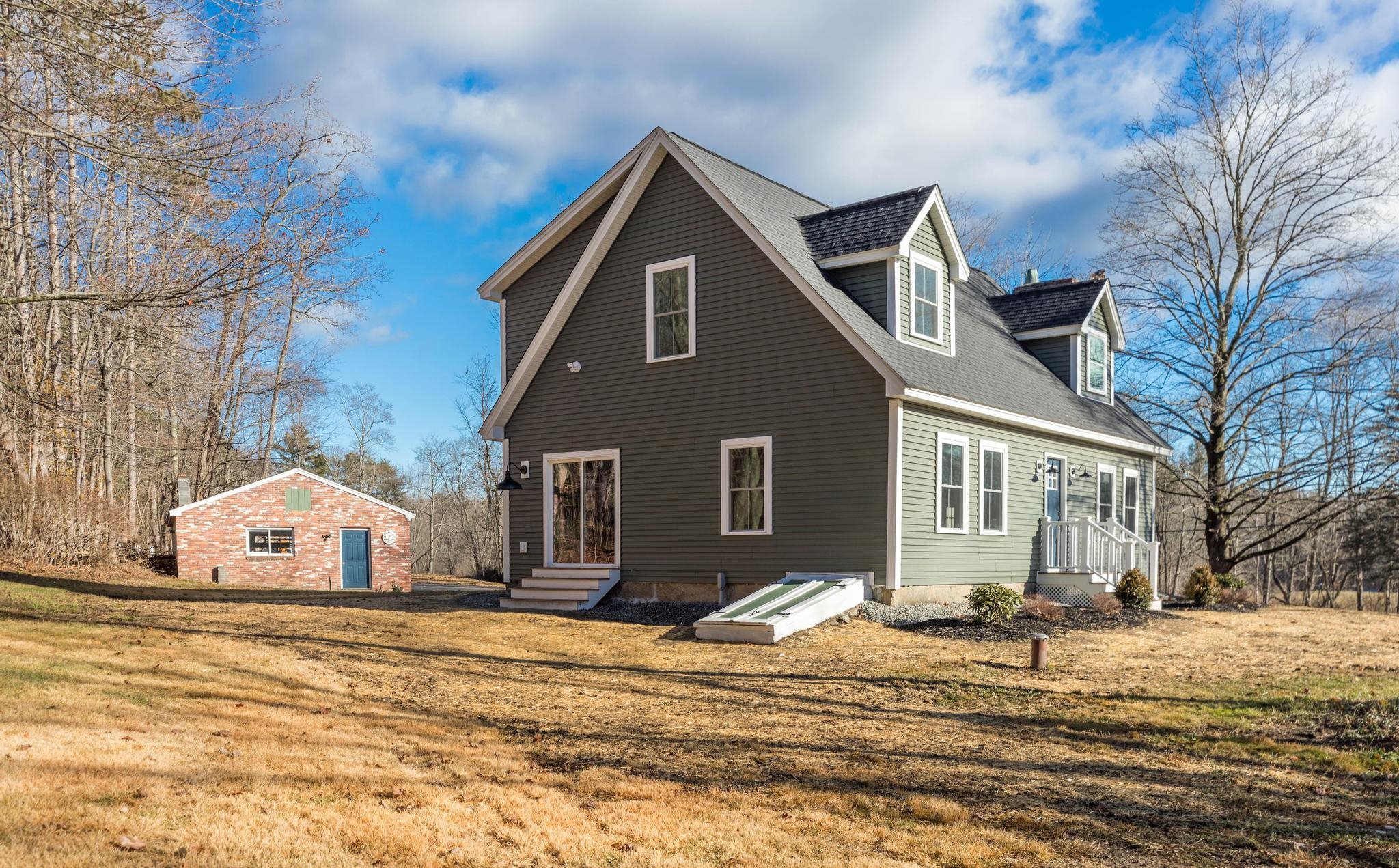 39 Mast Rd, Lee, NH 03861