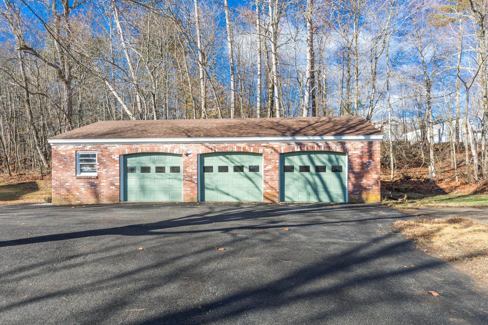 39 Mast Rd, Lee, NH 03861