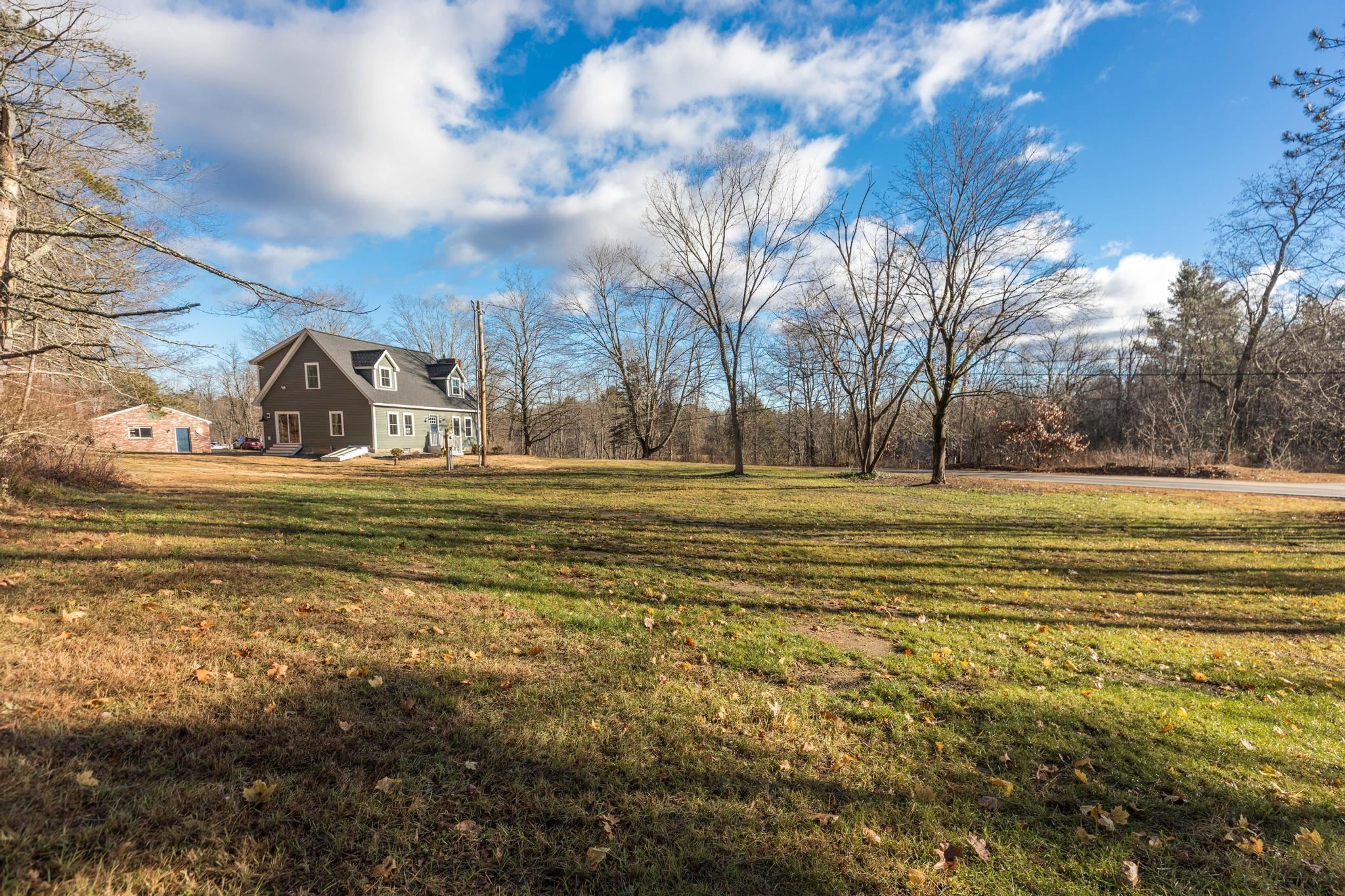 39 Mast Rd, Lee, NH 03861