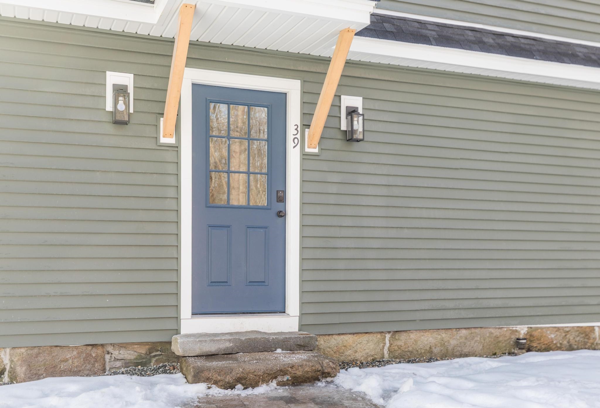 39 Mast Rd, Lee, NH 03861