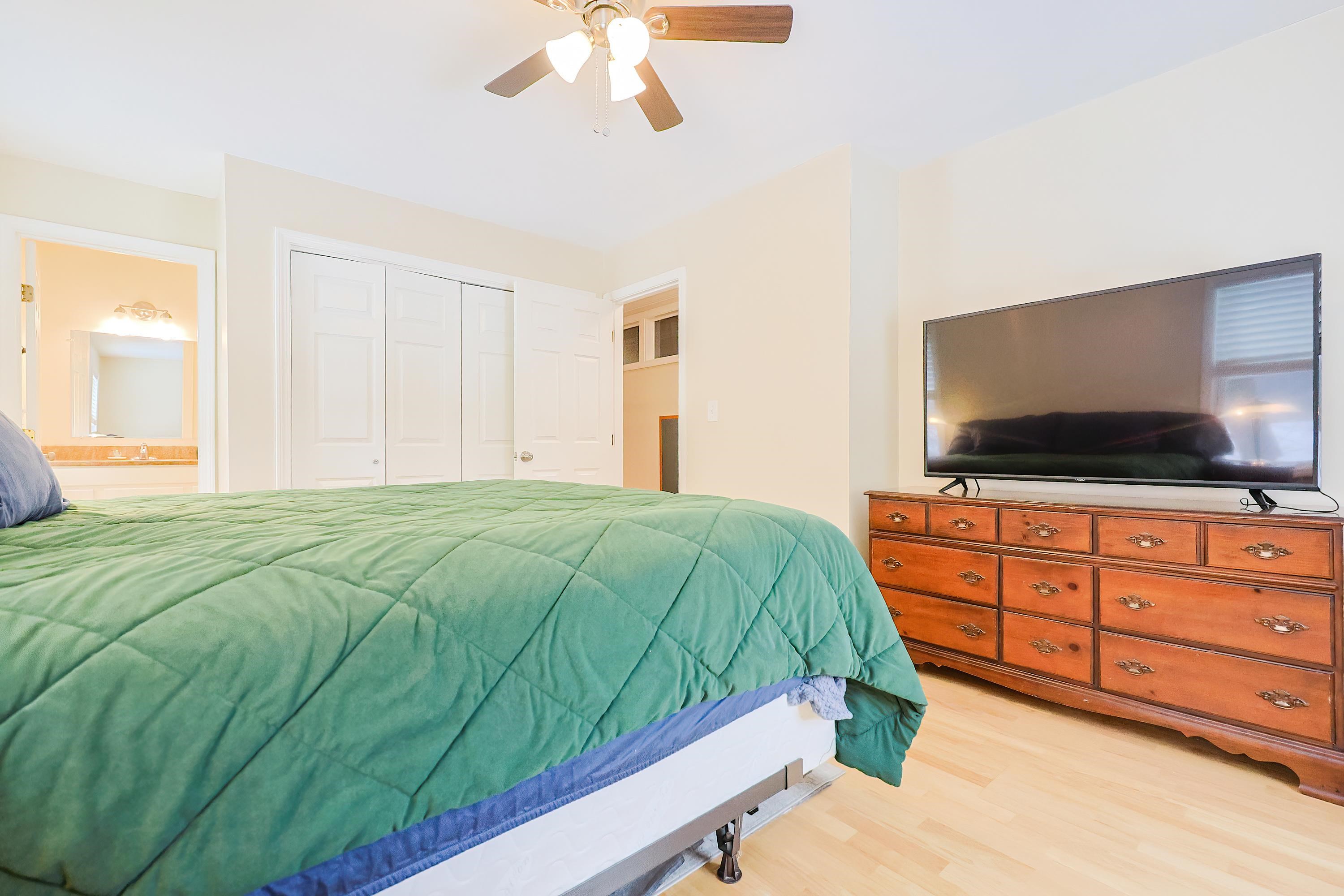 6 Pinehurst St, Hudson, NH 03051