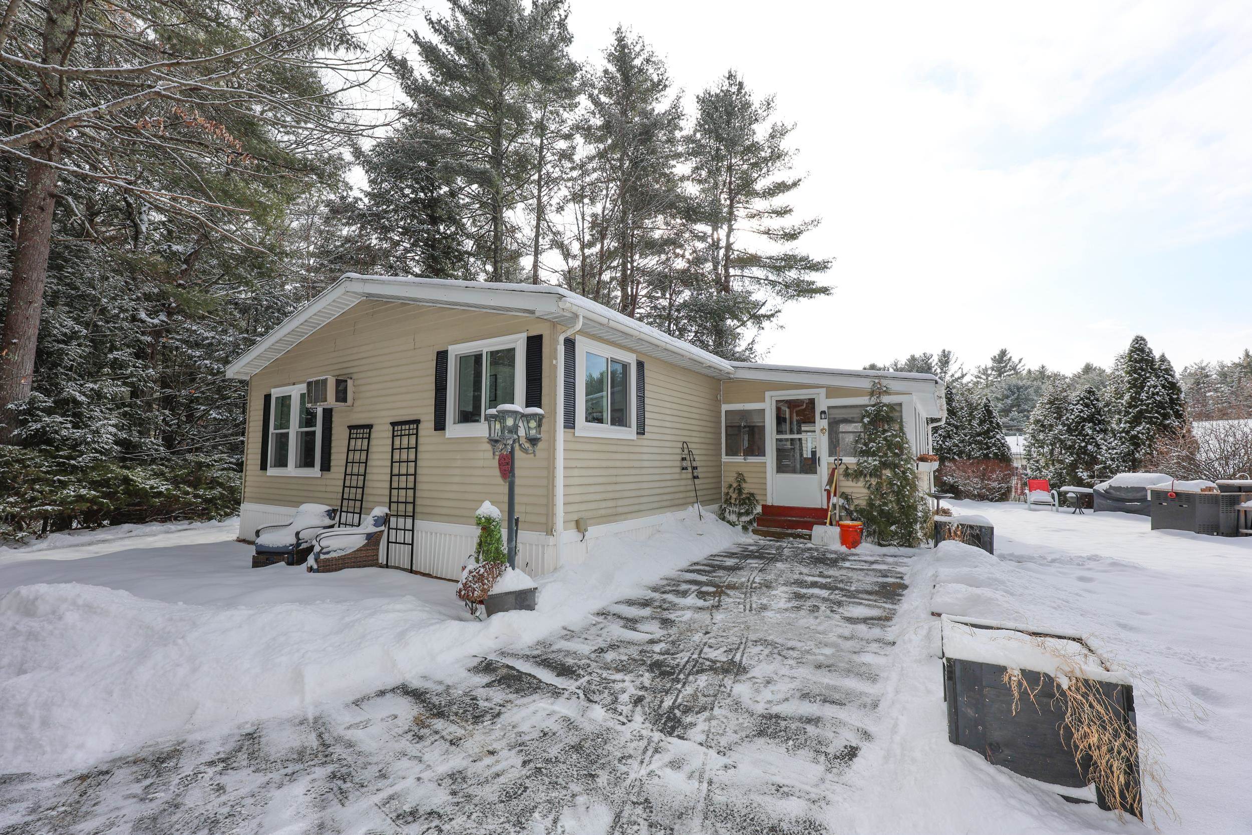 63 Evergreen Ln, Hopkinton, NH 03229
