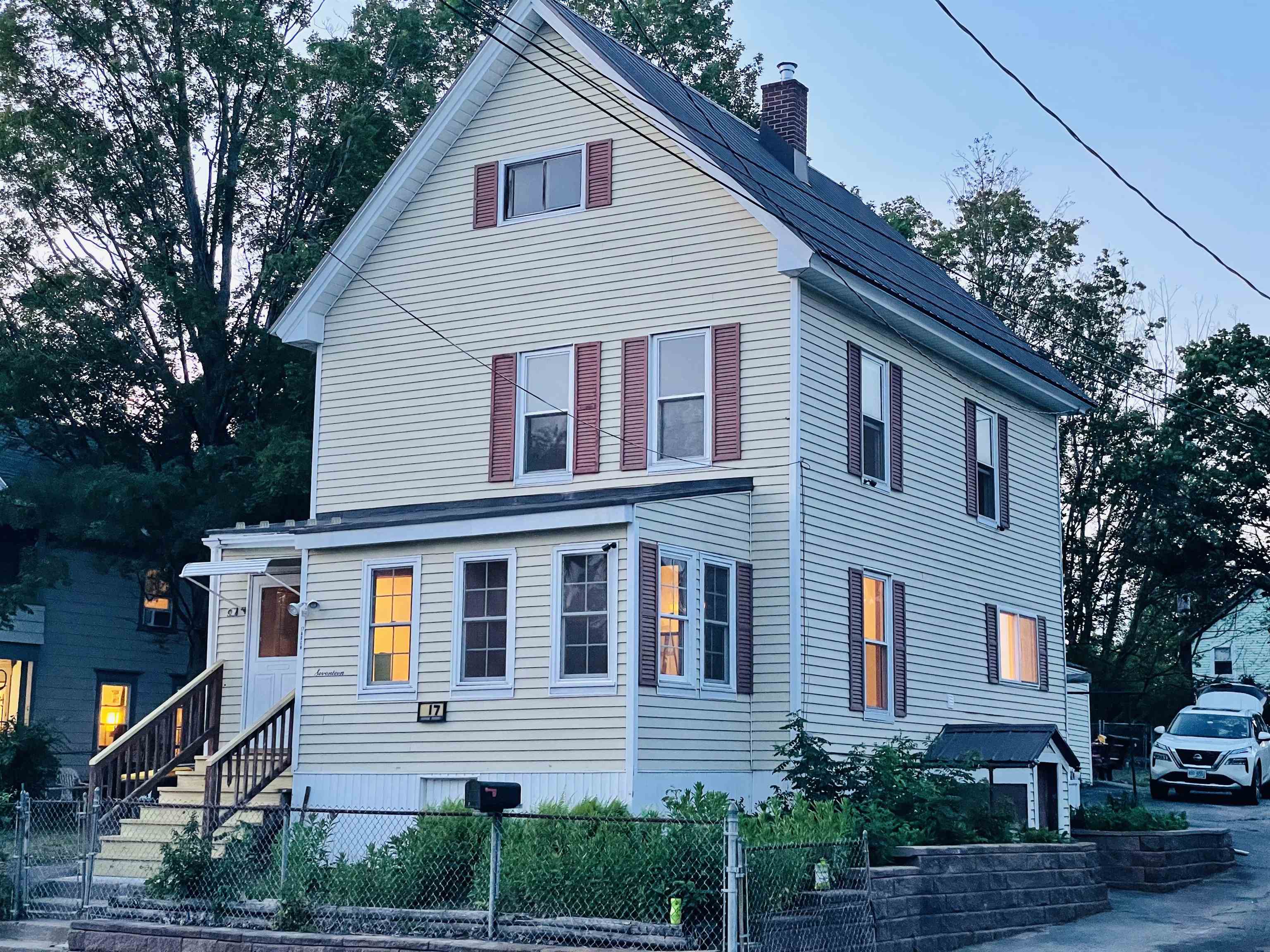 17 Arch St, Laconia, NH 03246