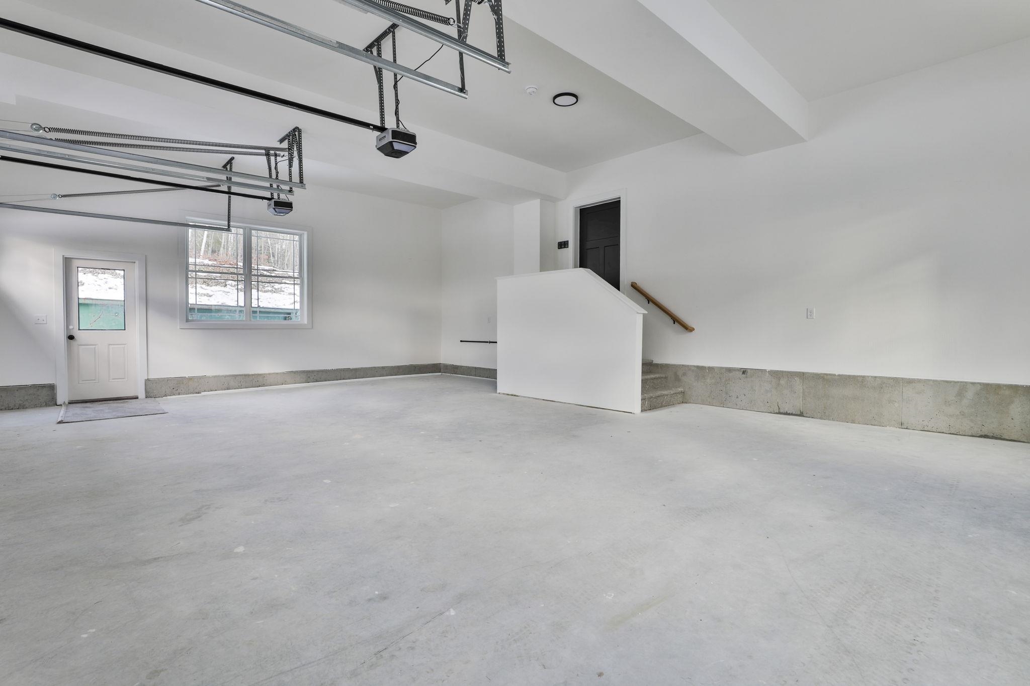 42 Ridgeview Ln, New Boston, NH 03070