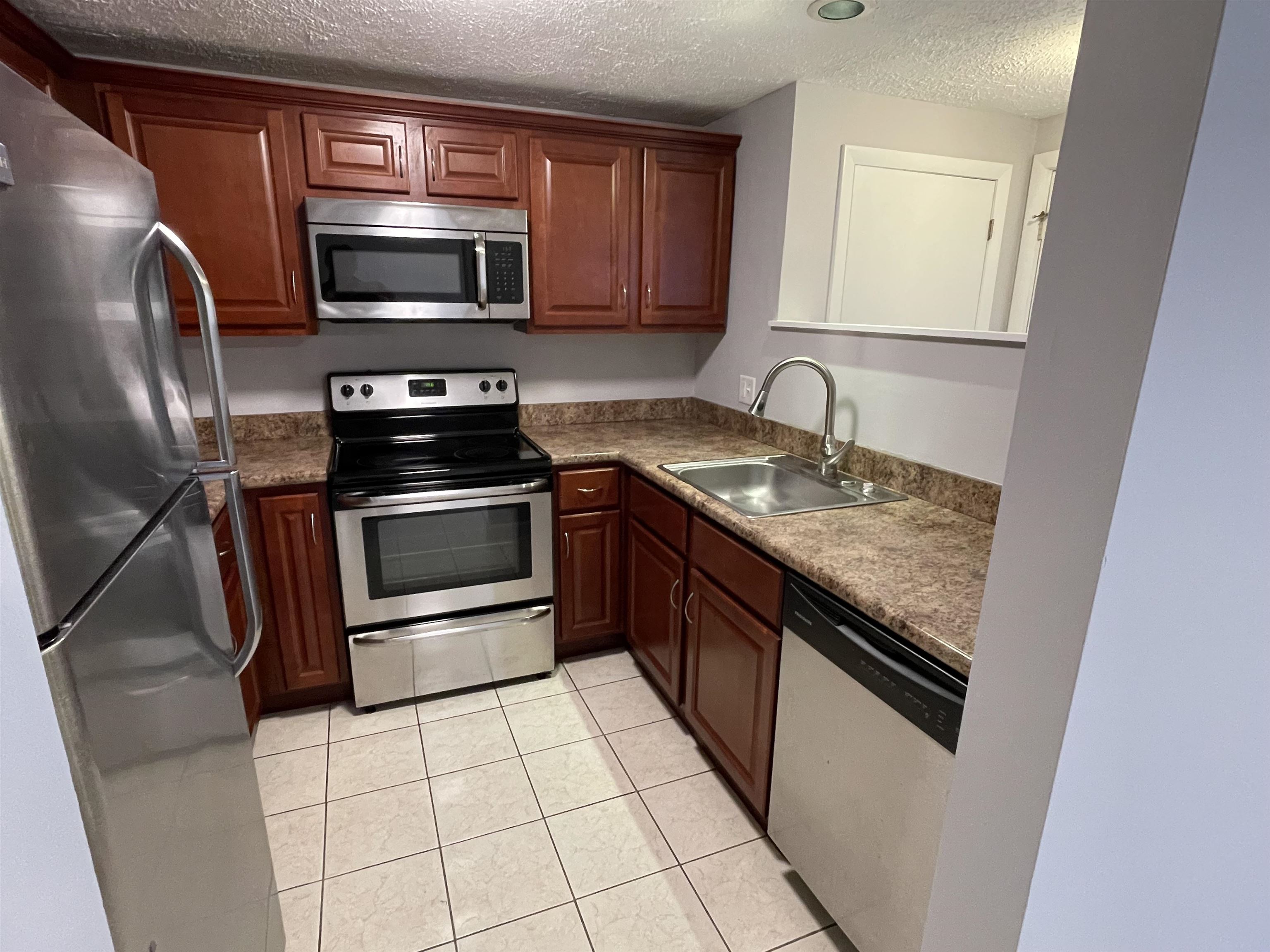 12 Victoria Dr, Merrimack, NH 03054