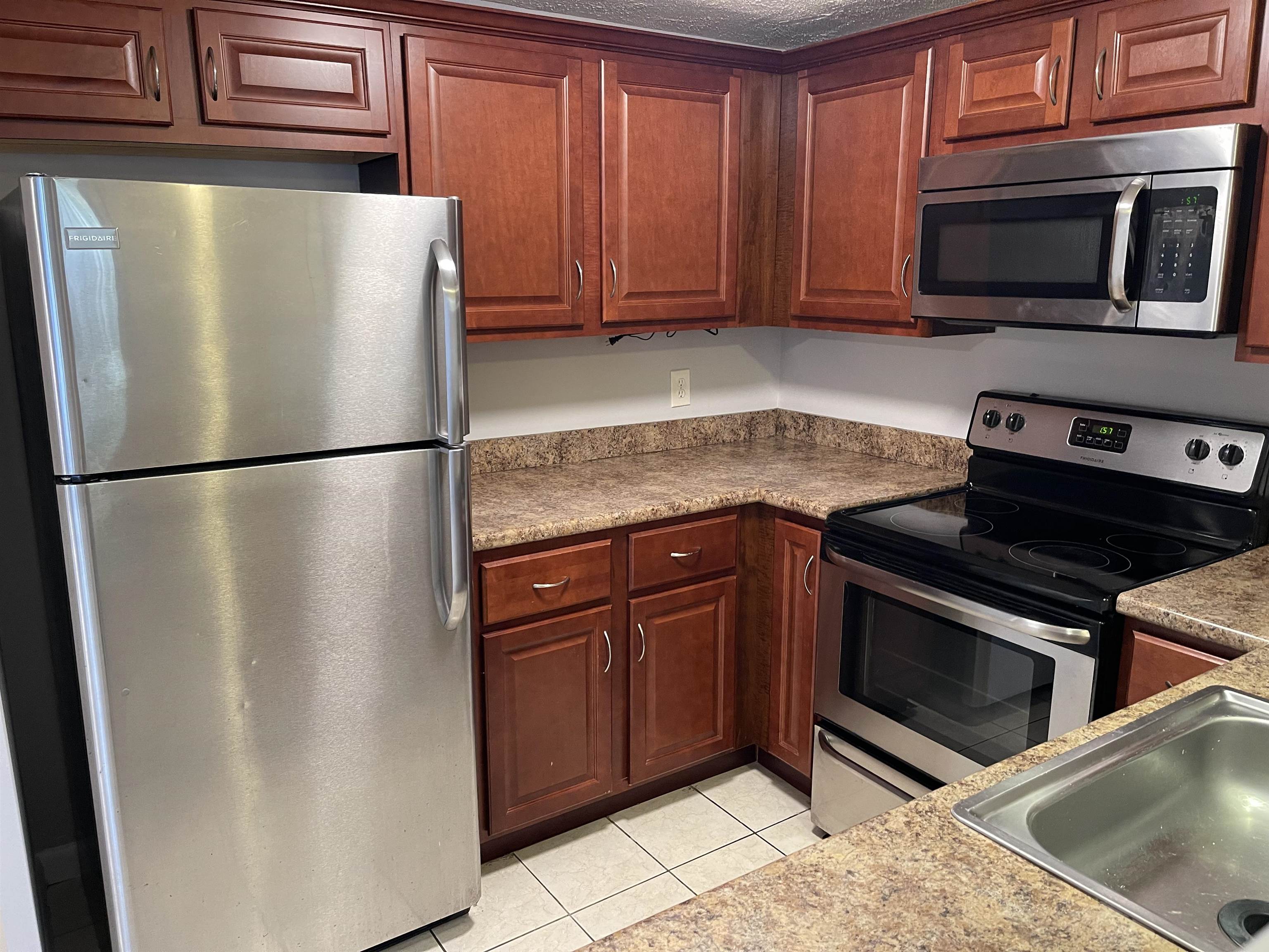 12 Victoria Dr, Merrimack, NH 03054