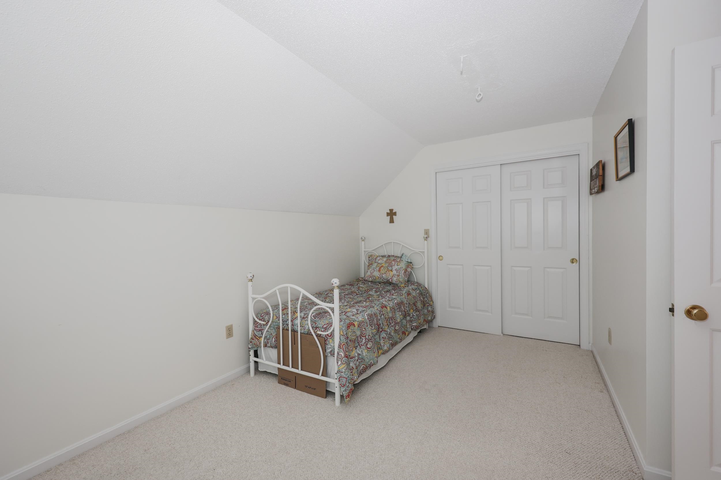 152 Straw Hill Rd, Manchester, NH 03104