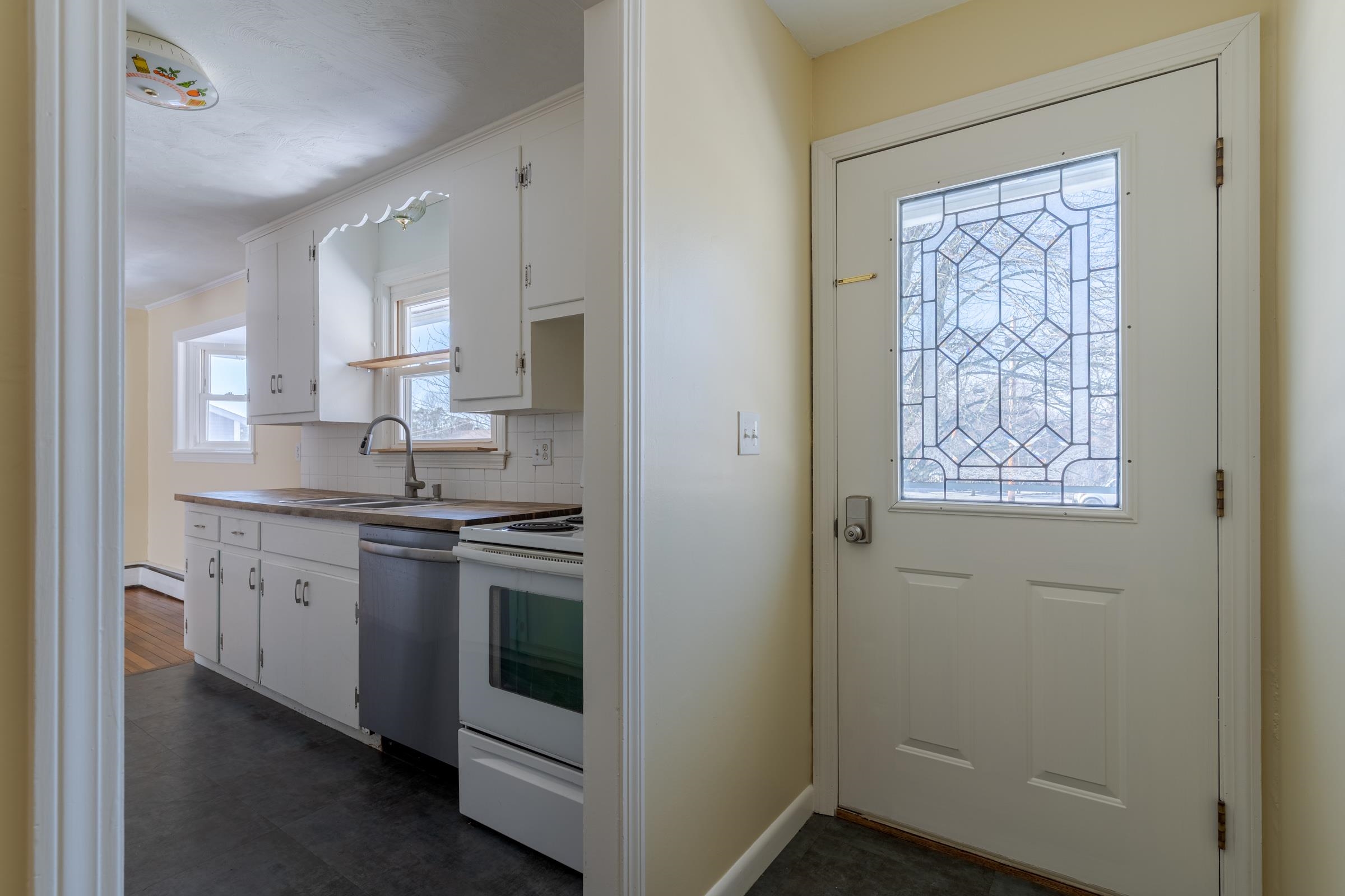 5 Wayside Dr, Exeter, NH 03833