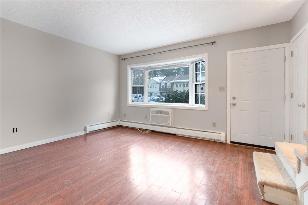 90 Golfview Dr, Manchester, NH 03102