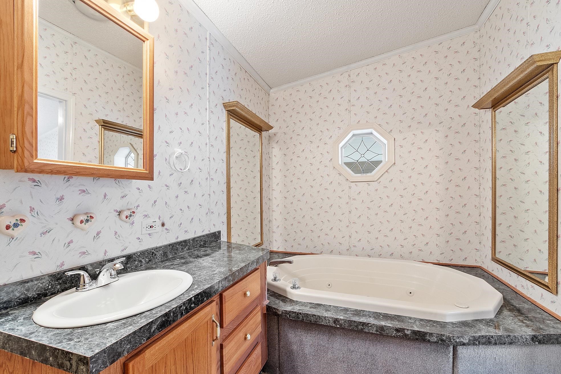 34 Dianne St, Nashua, NH 03062