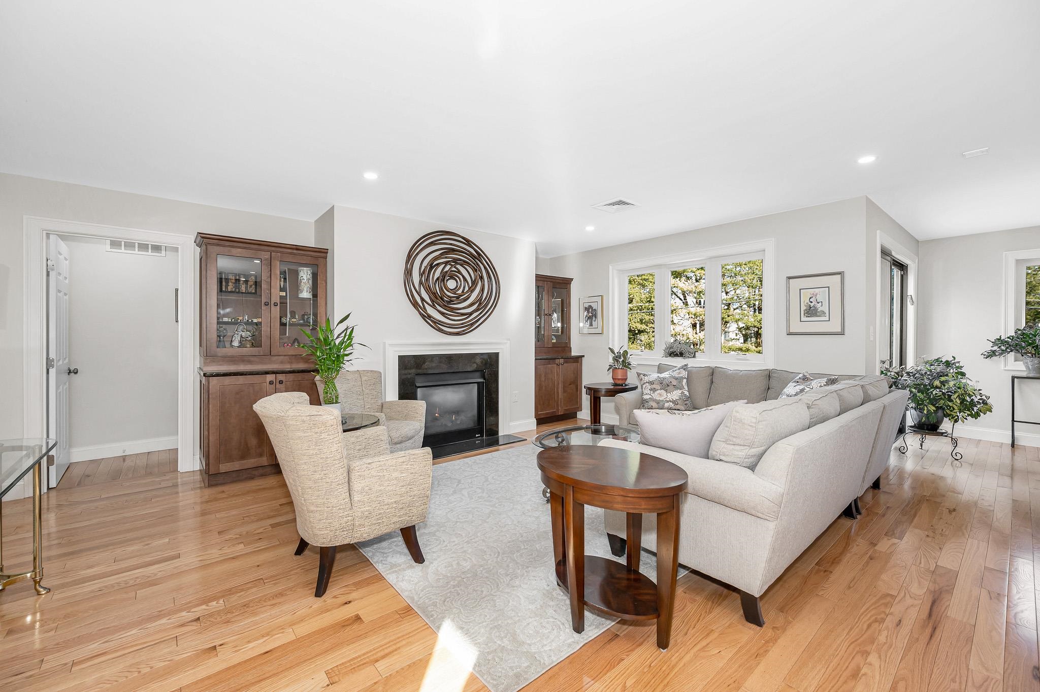 4 Heather Ct, Nashua, NH 03062