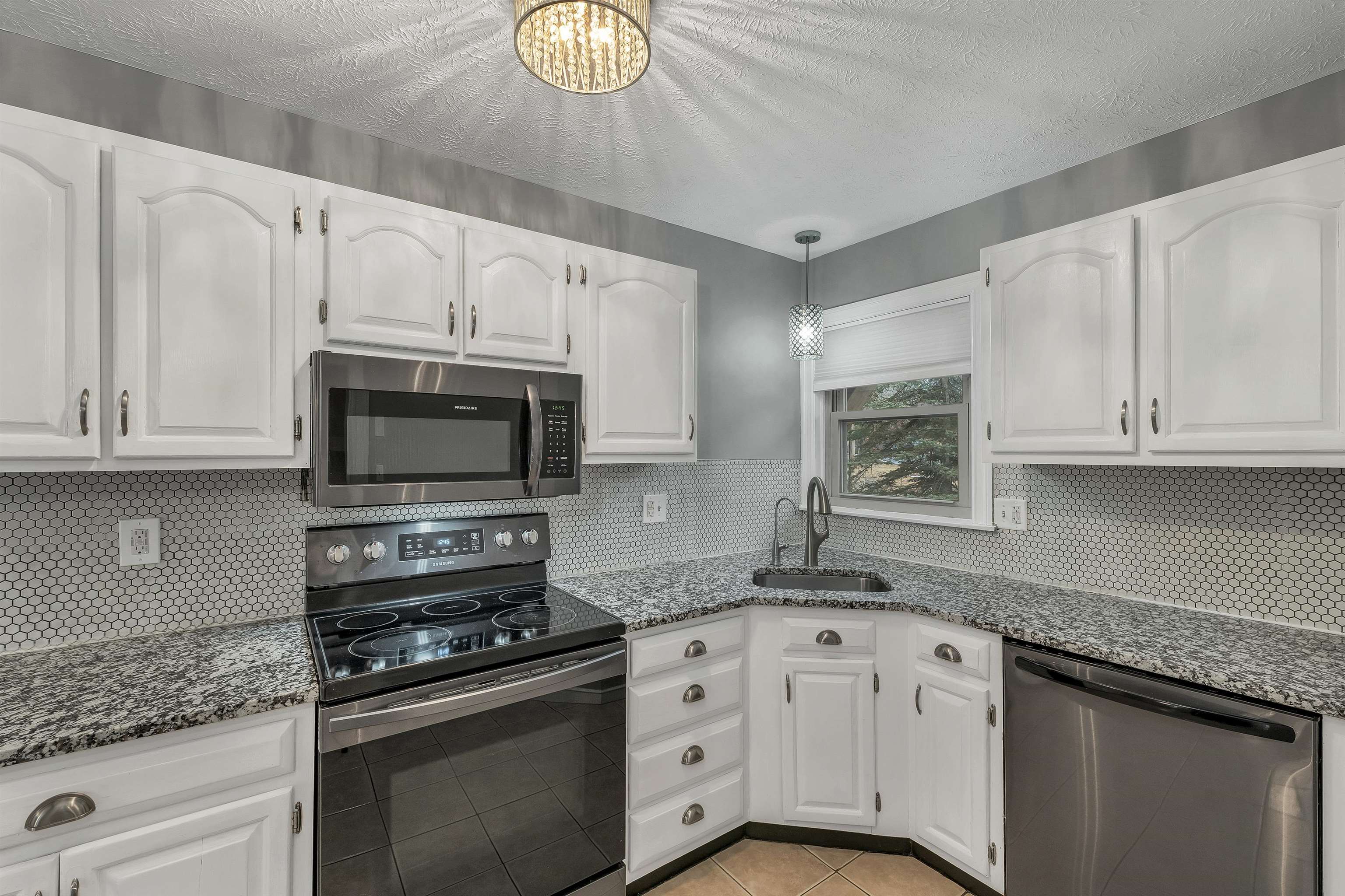 4 Kingston Way, Hudson, NH 03051