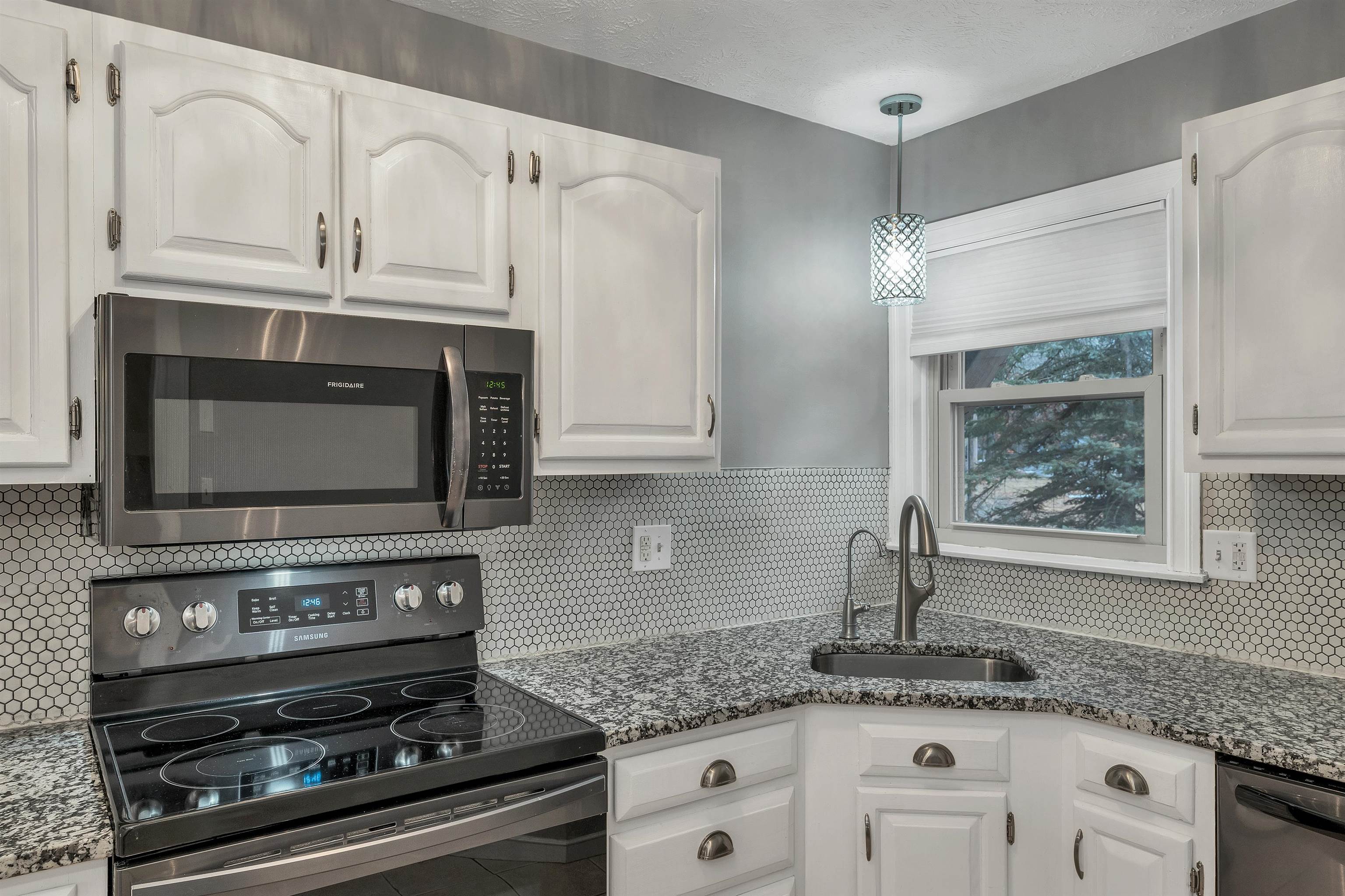 4 Kingston Way, Hudson, NH 03051