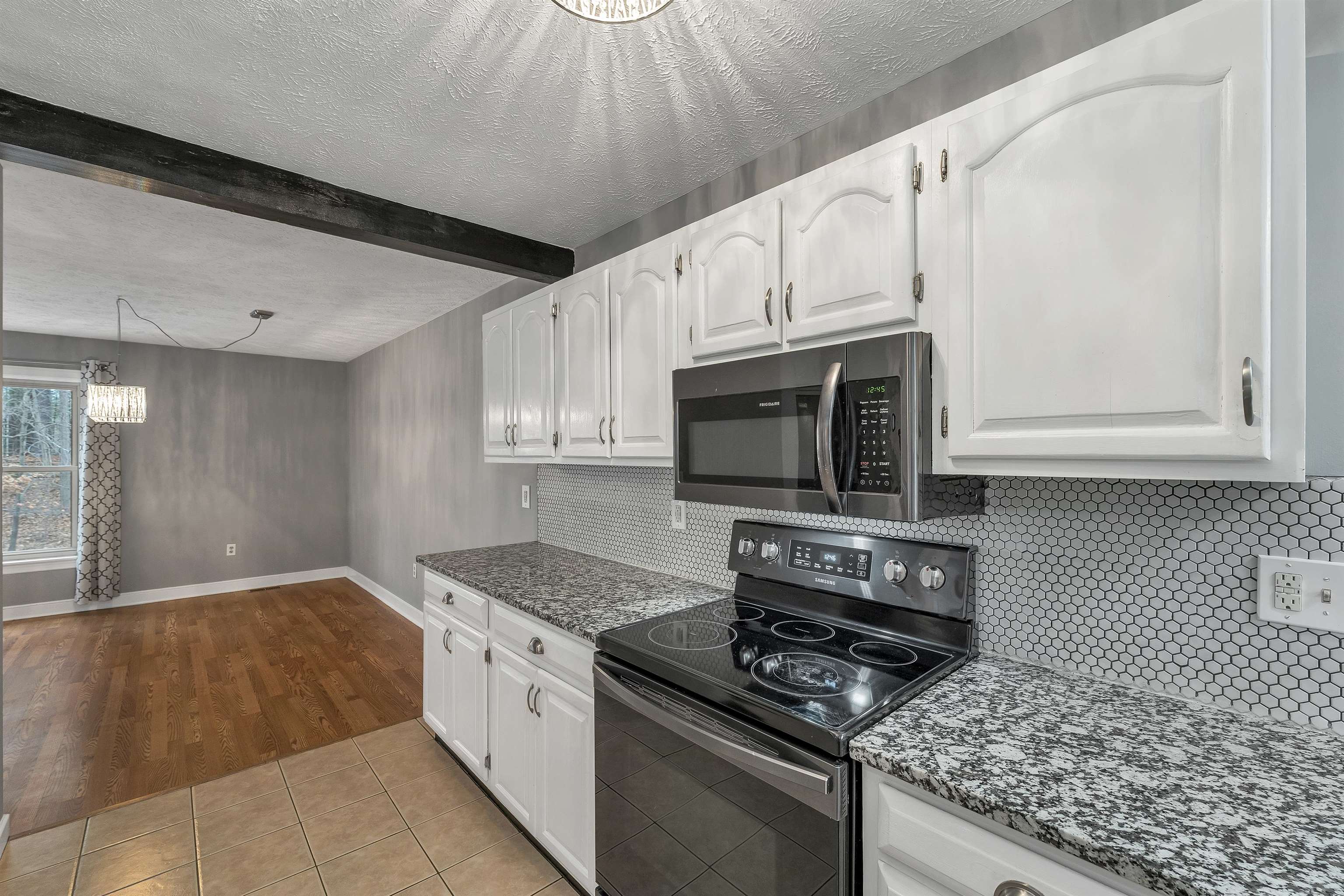 4 Kingston Way, Hudson, NH 03051