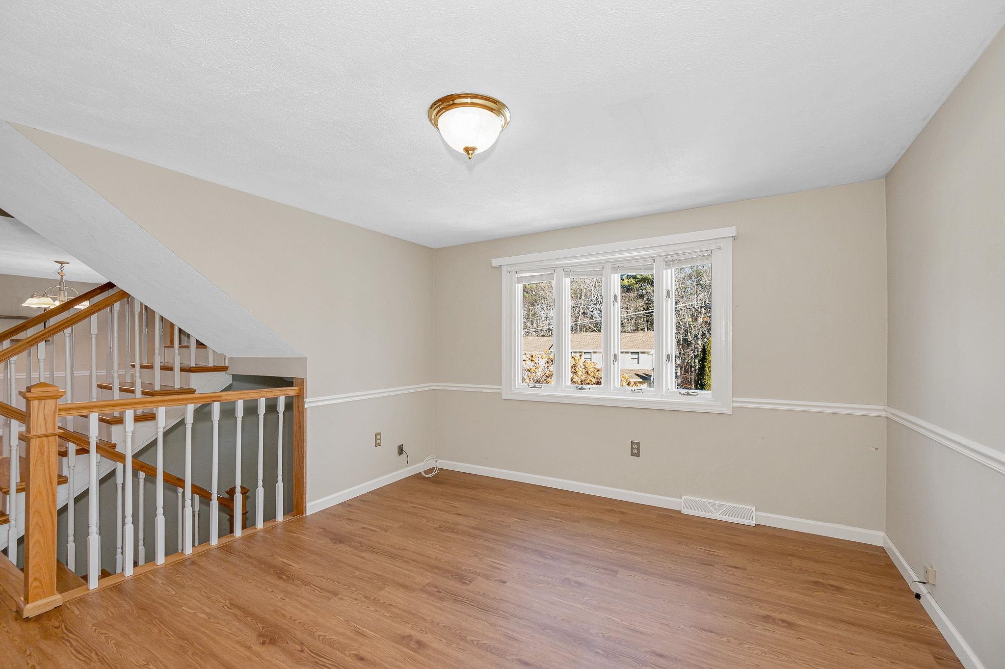 25 Robinhood Rd, Nashua, NH 03062