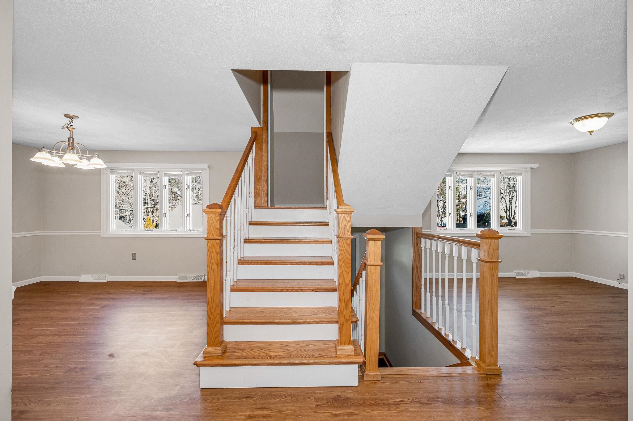 25 Robinhood Rd, Nashua, NH 03062